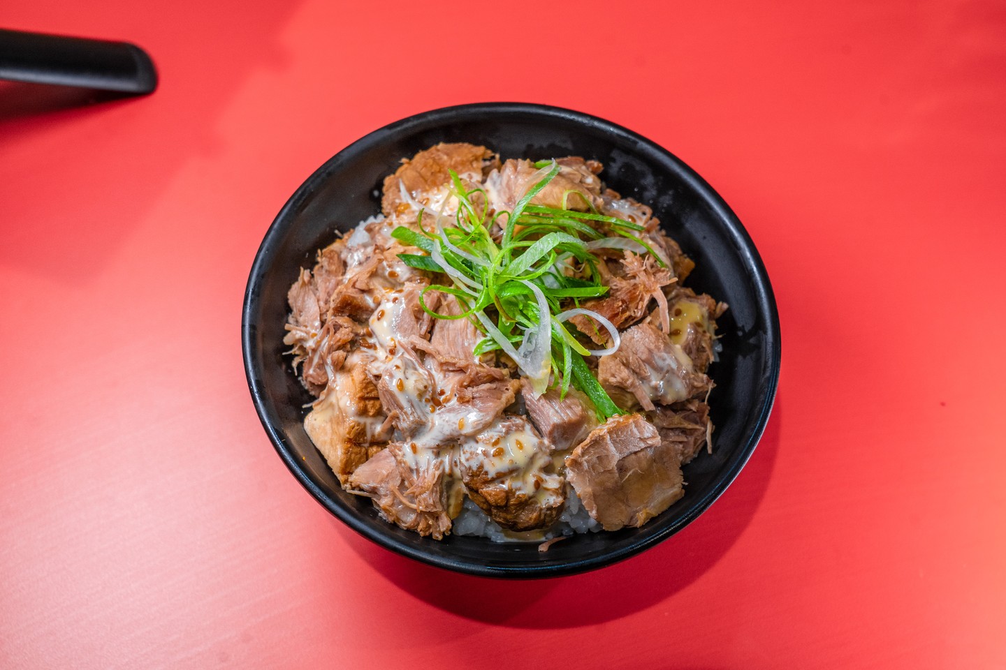 🍜✨ 豚バラのジューシーさが決め手の特別チャーシュー丼、ぜひご堪能ください！🥢🔍 当店のラーメンだけでなく、この絶品チャーシュー丼もおすすめの逸品です。豚バラ肉の旨みがあふれるチャーシューは、特製のタレとじっくり煮込まれて、お口の中でとろける美味しさをお届けします。🤤 ランチやディナーにピッタリのこちらの一品は、サイドメニューと合わせても大満足のボリュームです。ぜひ、ご家族やご友人をお誘い合わせの上、心行くまで味わってみてくださいね！🥳👪 皆様のご来店を心よりお待ちしております！❤️ 🍽️🍜🥢 🍜✨ เชิญลิ้มลองชามหมูแดงสุดพิเศษของเรา ที่โดดเด่นด้วยความชุ่มฉ่ำของหมูสามชั้น! 🥢🔍...