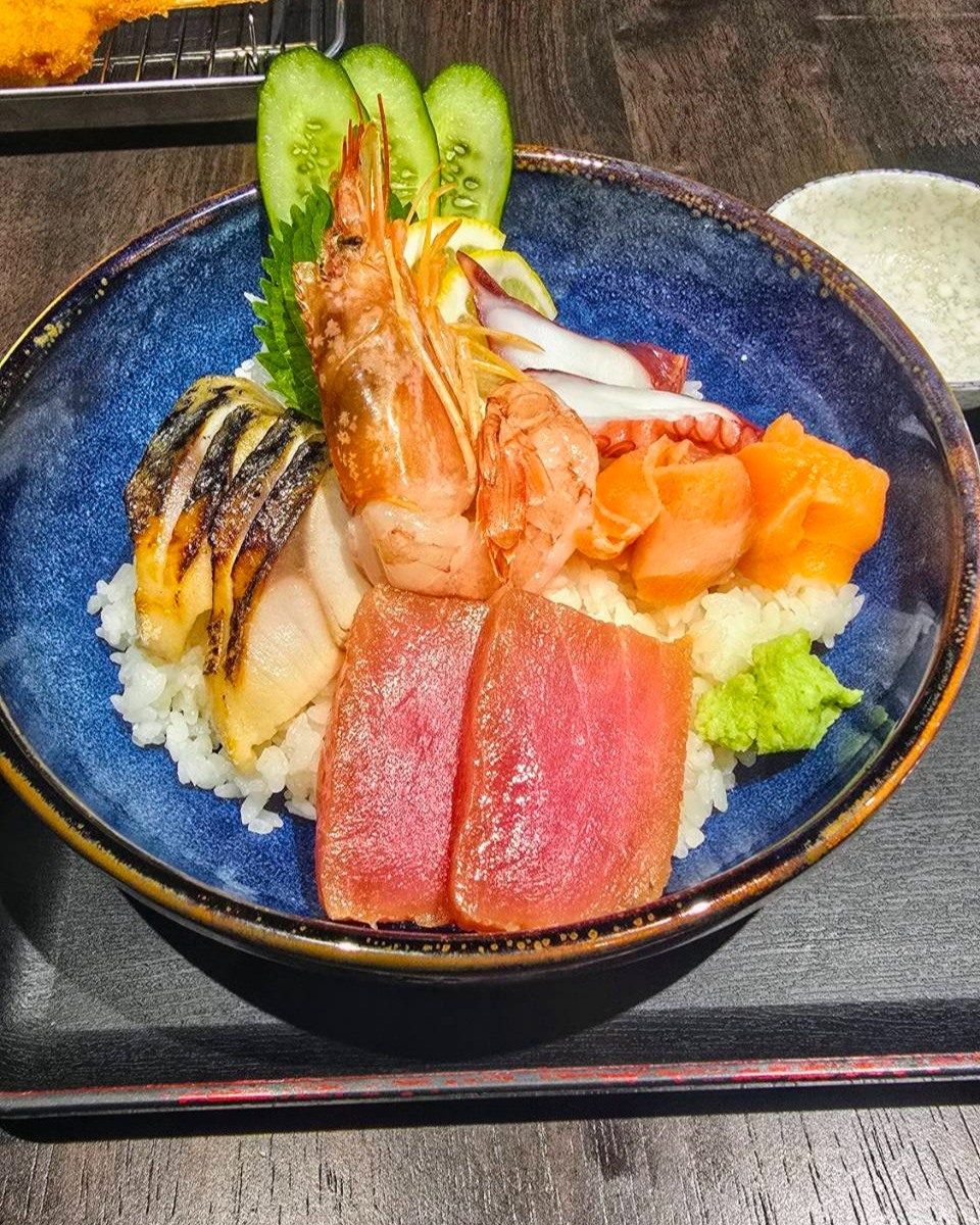 驚きのコスパ✨！新鮮な海の幸がぎっしり詰まった豪華海鮮丼が、たった349バーツ++！これは見逃せません🚀！艶やかで口の中でとろけるマグロ、脂がのったサーモン、プリプリのエビ、そして香ばしく炙られたしめ鯖のハーモニーが、一口ごとに幸せを届けます🌊🍣。この価格でこの満足感を味わえるなんて本当に驚きです🎉！友達や家族を誘ってぜひ行ってみてください👫👭。こんなに豪華なお料理をこの値段で頂けるのは滅多にないチャンスですよ🍽️💎！お腹も心もいっぱいにしてくれるこの海鮮丼、ぜひお試しを！ คุ้มค่าคุ้มราคาสุดๆ✨! ชามอาหารทะเลสุดหรูที่อัดแน่นไปด้วยอาหารทะเลสดใหม่ เพียง 349 บาท! พลาดไม่ได้! ความลงตัวของทูน่าเนื้อเนียนละลายในปาก ปลาแซลมอนเนื้อแน่น กุ้งตัวโต...