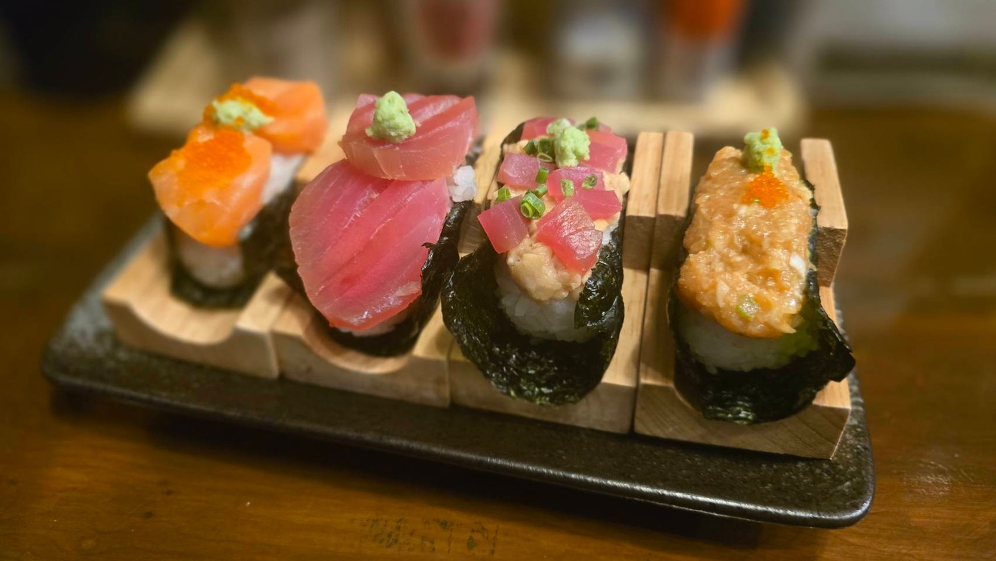 🌸居酒屋で楽しむ「のっけおにぎり」！🌸 その色とりどりの見た目と、多彩な味わいでお客様を魅了するスペシャルメニューをご紹介します🎏！左から、とろけるようなサーモン🐟、旨味がぎゅっと詰まった漬けマグロ🍣、マグロと納豆の素晴らしいハーモニー🎶、さらに香ばしいサーモンなめろうの4種💫他にも多様なメニューあり！。 手軽に食べられ、どれも一口頬張るたびに広がる幸せ💖。お酒との相性も抜群なので、今夜のお供にぜひ😉✨。皆様のご来店を心よりお待ちしております。お好みの一皿を見つけてくださいね！ この風味豊かな旅を、私たちと一緒に楽しんでみませんか？🍻 🍁 🌸อิ่มอร่อยกับ "นกเกะโอนิกิริ" ที่อิซากายะ! 🌸 ขอแนะนำเมนูพิเศษที่จะทำให้คุณต้องติดใจด้วยสีสันและรสชาติที่หลากหลาย🎏!...
