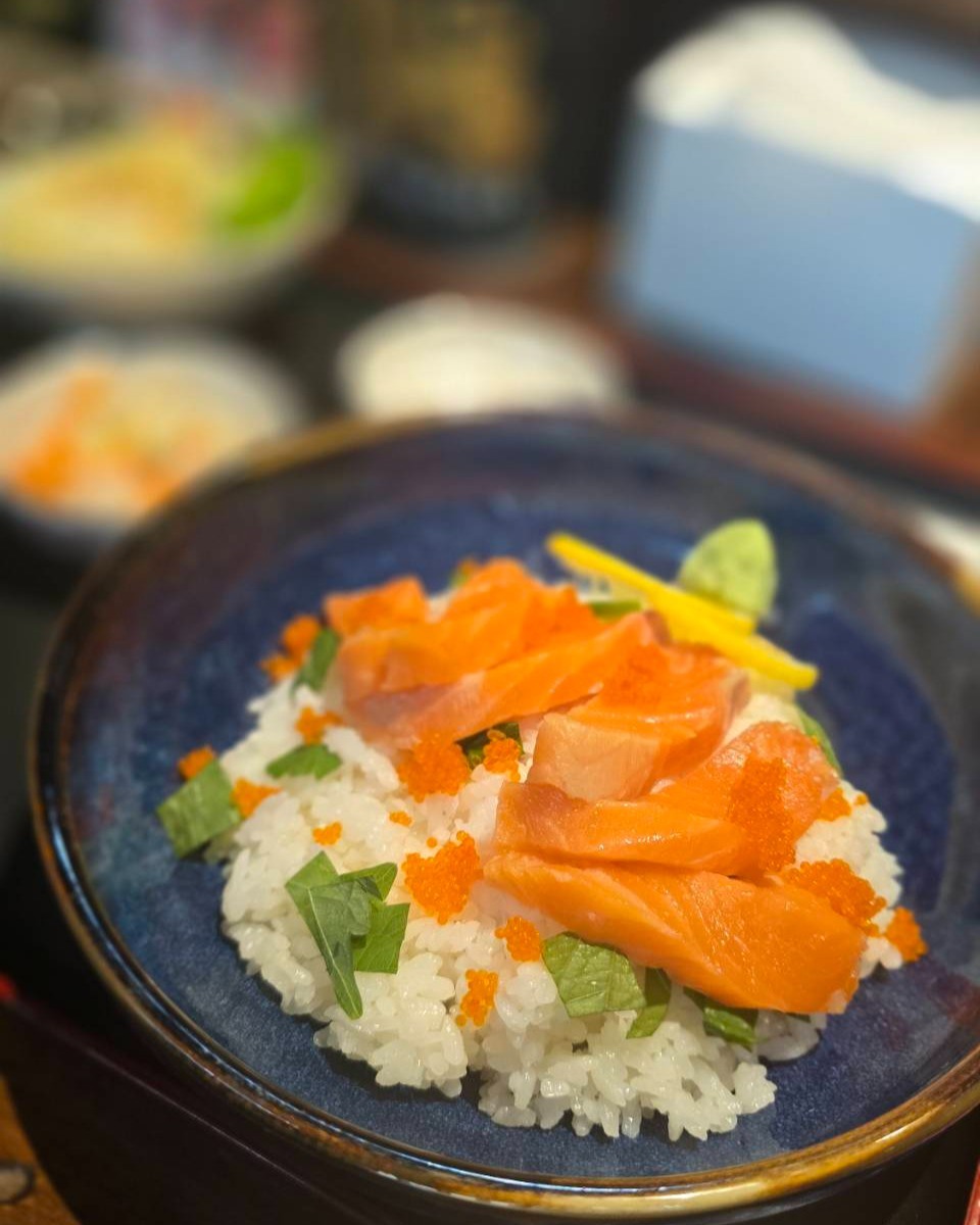 日本で人気の「サーモン丼」は、健康志向の方にピッタリのメニューです🎌。鮮やかなオレンジ色のサーモンがご飯の上に美しく並べられ、目でも楽しめる一品です。サーモンはオメガ3脂肪酸を豊富に含んでおり、ヘルシーで美味しい選択です🐟✨。 さらに、サラダや漬物、そして汁物が一緒にセットになっているので、栄養バランスもバッチリです🥗🥒🍲。このセットがたったの279バーツ++で楽しめるなんて、本当にお得ですよね💸。コスパが良く、質の高い食材を楽しめるので、多くの人々に愛されています。 まだ試したことがない方は、ぜひ一度この美味しい「サーモン丼」を楽しんでみてください。美味しさと健康を同時に手に入れることができますよ😊。 แซลมอนโบวล์ที่ได้รับความนิยมในญี่ปุ่น เป็นมื้ออาหารที่สมบูรณ์แบบสำหรับคนรักสุขภาพ 🎌 แซลมอนสีส้มสดใสที่จัดวางอย่างสวยงามบนข้าวสวย ชวนให้นึกถึงภาพ แซลมอนอุดมไปด้วยกรดไขมันโอเมก้า 3...