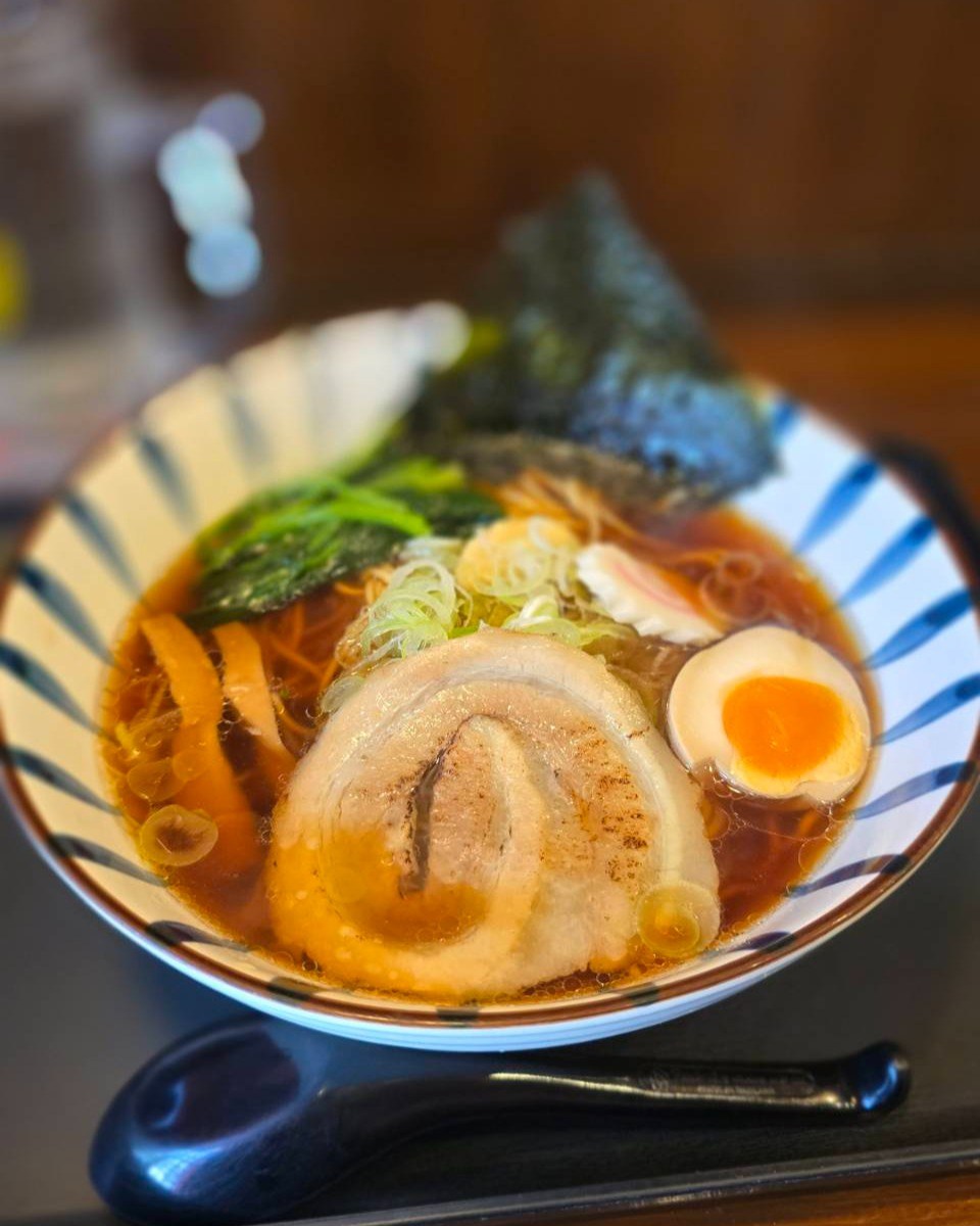 🍜✨ 生姜の風味が香る特製らーめん！その爽やかさと奥深い醤油の風味が、あなたの食欲を必ず満たします。お手頃価格の239バーツで楽しめるこの一杯は、生姜好きにはたまらない逸品です。おろし生姜を溶かし入れれば、まるで魔法のように味わいが変わり、さらに新しい美味しさを発見できます。これが最後の一滴まで飲み干したくなる至福のスープです🥢💖 ランチにもディナーにも、大切な時間を過ごす一皿にぴったり。温かいラーメンで心も体もリフレッシュしませんか？皆様のお越しを心よりお待ちしております！ 🍜🥢 🍜✨ ราเมนสูตรพิเศษนี้หอมกลิ่นขิง! รสชาติซีอิ๊วเข้มข้นสดชื่น รับรองว่าต้องถูกใจคนรักขิงแน่นอน ลิ้มลองราเมนชามนี้ในราคาสบายกระเป๋าเพียง 239...
