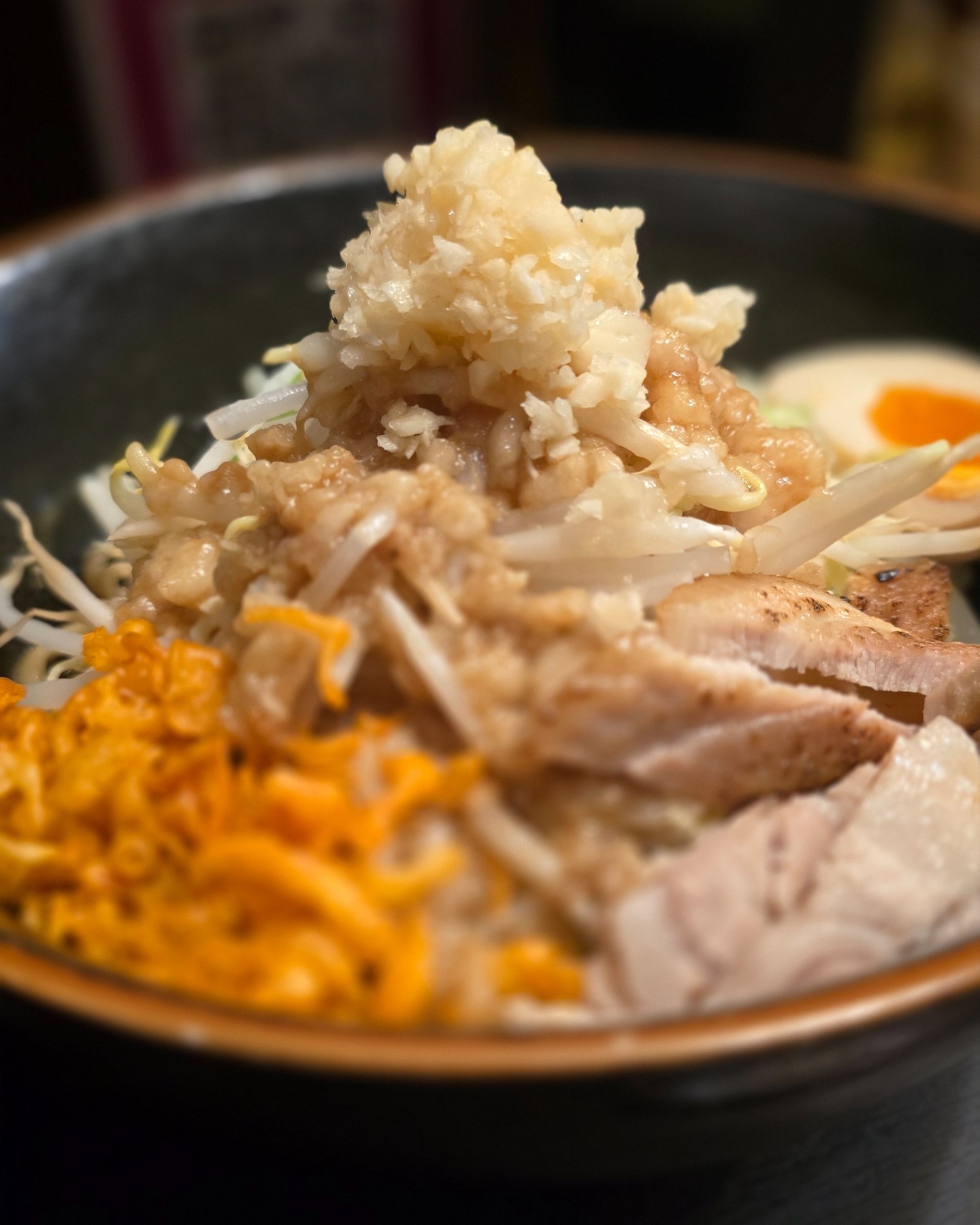 🍜✨知ってましたか？「汁なし徳二郎らーめん」を！スープの無い、満足感たっぷりの二郎ラーメンを体験できます😋🔥。噛むたびに楽しめる、噛みごたえ抜群のワシワシ感がたまらない！🍂🥢 ボリュームもしっかり！普通サイズはなんと驚きの200g、さらに大盛りは300g！🍜💥だから大満足の一杯を楽しめます。無料でニンニク増し、背脂増しだって可能ですから、お好みの味にカスタマイズしてみてください🧄❤️。昼も夜も元気いっぱいになれること間違いなし！ 大満足な一杯とあなたの笑顔、お待ちしております！ぜひ一度お越しください🐲✨ 🍜✨รู้หรือไม่? ลอง "ชิรุนาชิ โทคุจิโร่ ราเมน" ของเราสิ! สัมผัสรสชาติอันแสนอร่อยของจิโร่ราเมนแบบไม่ต้องพึ่งน้ำซุป!😋🔥...