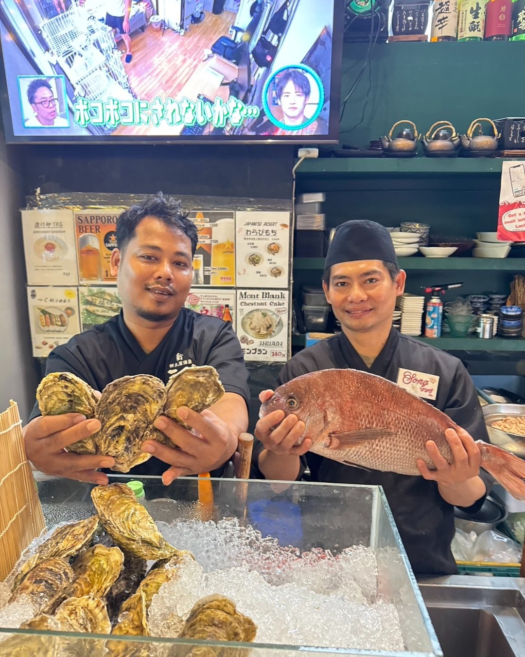 🦪✨大粒生牡蠣＆真鯛、入荷しました〜❣️ いつも三陸をご利用いただき、誠にありがとうございます☺️💕 今日から長い方だと4連休に入ったみたいですね👀✨ お出かけの方も、おうちでゆっくりの方も、この機会にぜひ三陸で乾杯しませんか💭🍻✨ 本日も、新鮮な大粒生牡蠣をたっぷり入荷しております🦪💕 プリップリで旨みたっぷりの牡蠣は、一口食べれば口いっぱいに海の香りと甘みが広がります😋✨ 連休中も、三陸は変わらず元気に朝4時まで営業してます💪🏻🔥 お席にもゆとりがございますので、お仕事帰りの方も、お休みを満喫中の方も、ぜひお気軽にお立ち寄りください🌸 今夜も美味しい料理とキンキンのドリンクでお待ちしております🫶🏻💓 📅...
