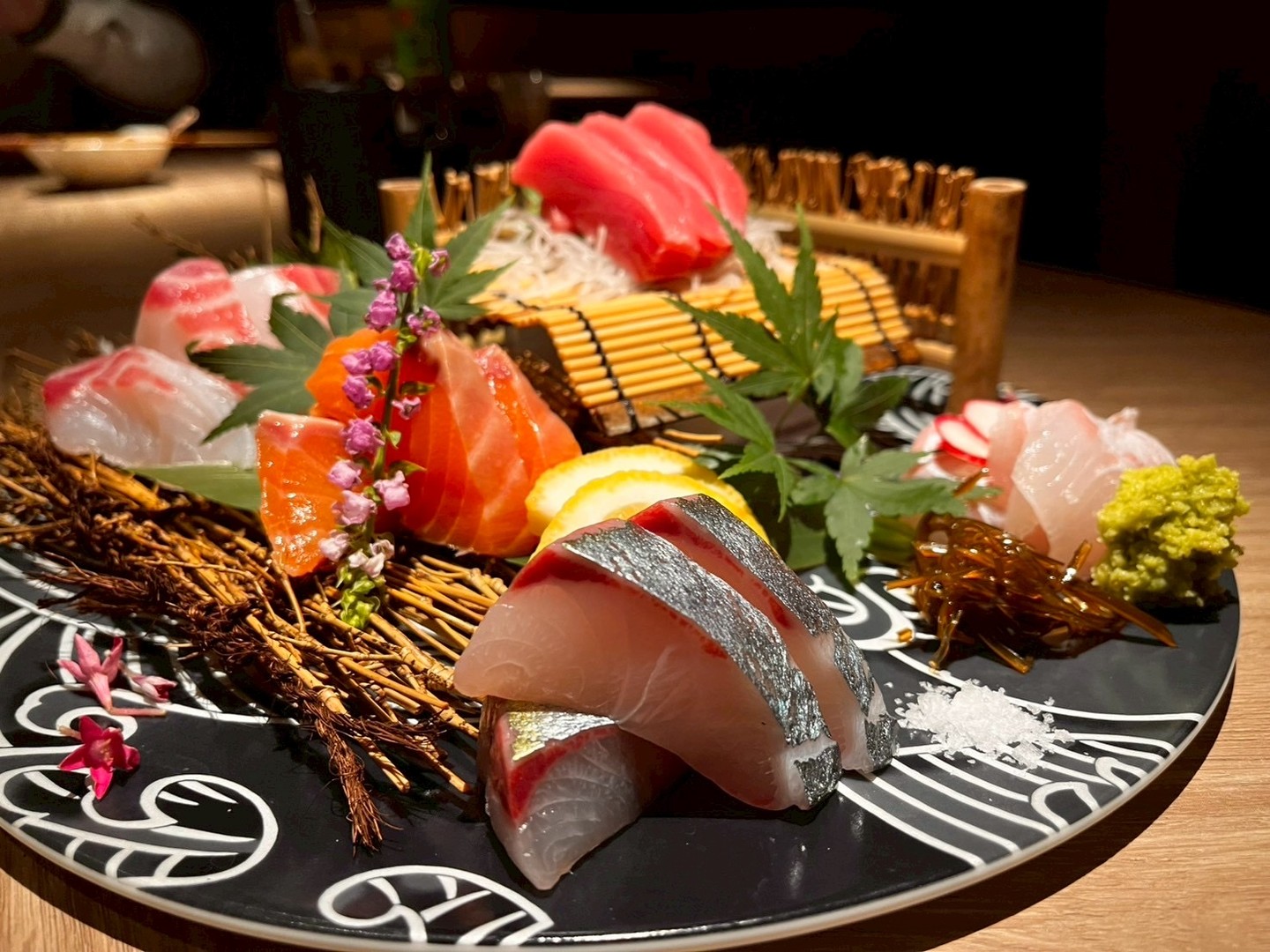 バンコクの心で、和の心を味わいませんか？当店では、日本からの新鮮なお刺身をご提供しております。九州から取り寄せた特選醤油、さらには厳選した塩や塩昆布とともに、その豊かな旨味をお楽しみいただけます。一口口に含むたびに、まるで日本の海の香りと風味が広がります。 和食の職人が一つひとつ丁寧に仕上げる逸品を、ぜひご堪能ください。お客様の特別な時間を、より一層素晴らしいものにするお手伝いをさせていただければと思っております。 ご予約は下記リンクから承っております。お席を確保し、皆様のお越しを心よりお待ち申し上げております。お食事をお楽しみいただきながら、日本の繊細な味わいを体験してください。 ご予約はこちらから： https://www.tablecheck.com/shops/robata-aoki-bangkok/reserve?utm_source=instagram #和食 #お刺身 #九州醤油 #塩昆布 #日本直送...
