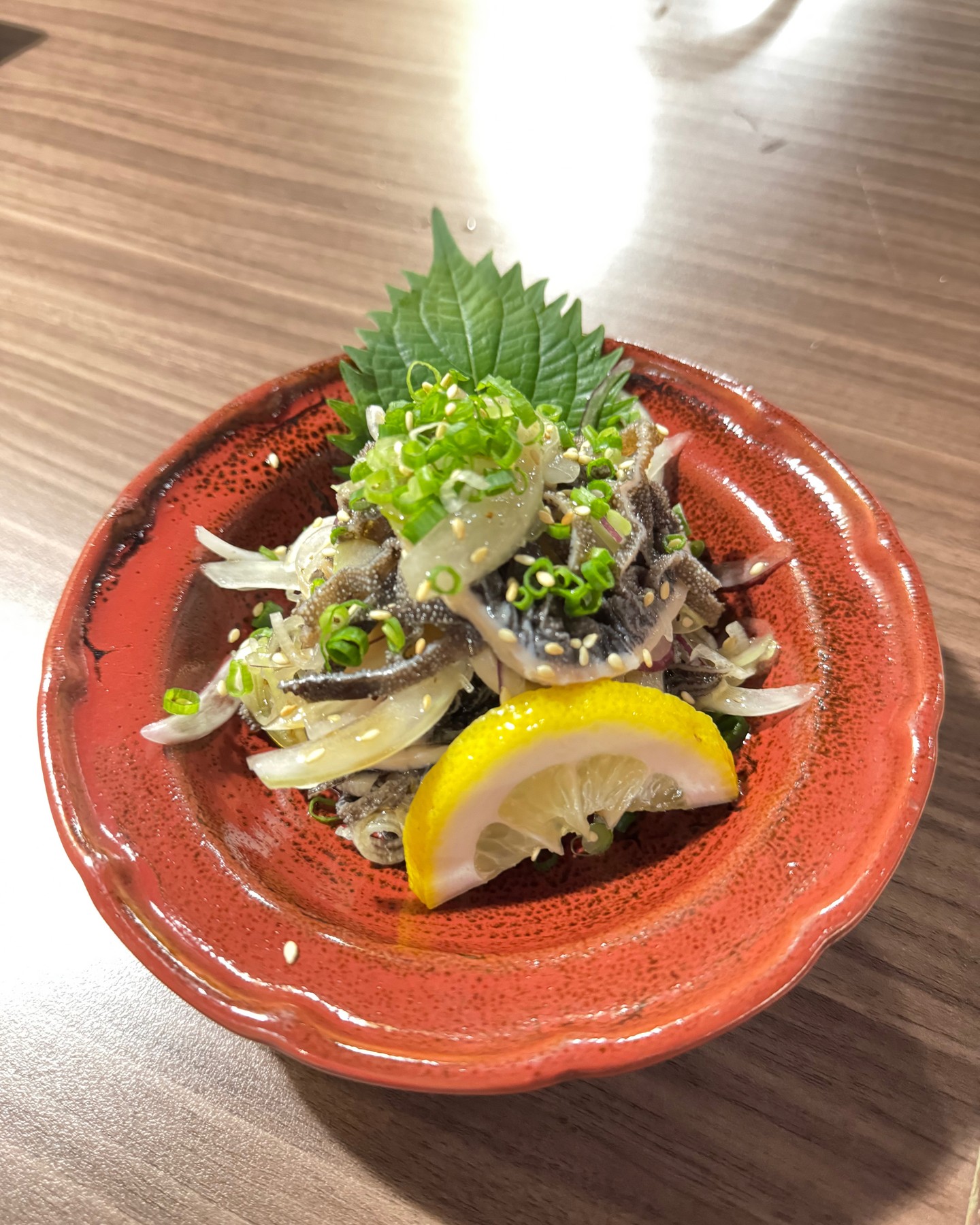 皆様、いつもご来店ありがとうございます！今日はお店の人気メニュー「ネギ塩センマイ」をご紹介させていただきます！✨このメニューは、シャキシャキの歯ごたえが特徴のセンマイに、特製のネギ塩タレをたっぷりとかけた一品です。新鮮なネギと絶妙に絡み合うタレが、センマイの旨味を引き立て最高のハーモニーを奏でます。ぜひ一度この味の組み合わせをお試しください！お酒のお供にもぴったりですよ🍶。スタッフ一同、皆様のご来店を心よりお待ちしております！お友達やご家族と一緒に楽しいひと時をお過ごしください。 🍽️ ขอบคุณที่แวะมาหาเราเสมอมา! วันนี้ขอแนะนำเมนูยอดนิยมของเรา "Season Mai with Green Onions and...