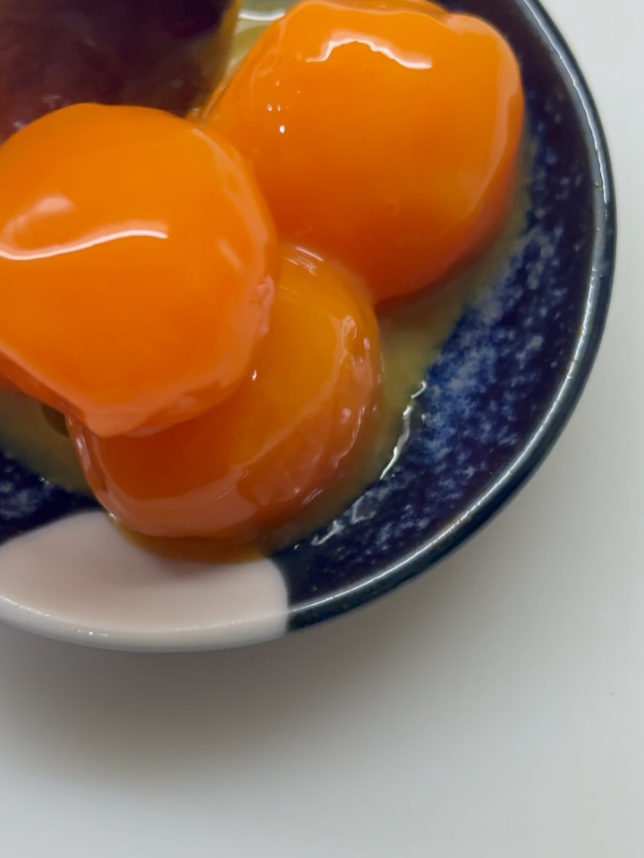 . 「こめこめの濃厚卵黄漬け」 ただ卵黄を醤油につけているだけじゃないんです💡 当店では濃厚もっちり食感に仕上げる為に生食用卵を殻付きのまま「一晩冷凍」させます！ カチカチに凍った卵を解凍後、卵黄だけ取り出し醤油漬けにして こめこめ特製の卵黄漬けは作られています🥚 手間暇かけている分本当に美味しくてご飯にも抜群に合う卵黄漬けができました こめこめの自信作 お好きなおにぎりにトッピングでいつもと違う美味しさに🍙 是非お試しくださいませ〜...