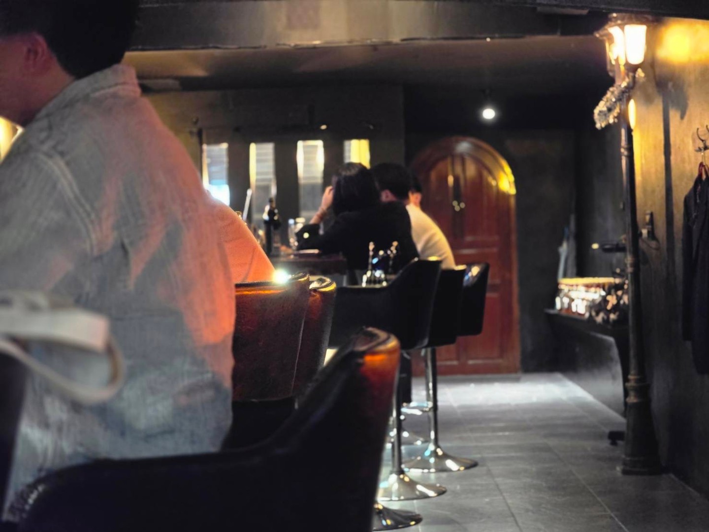 “まだ見ぬバンコクの夜、ここから。” Lounge BARONは、仕事帰りの気軽な一杯から週末の華やかな夜まで、すべての“遊び心”を満たしてくれます。タイ×日本×多国籍ミックスのキャスト陣は、会話も多彩で自然に盛り上がり◎ 気分転換も、特別な夜もBARONが受け止めます！ From unwinding after work to dazzling...