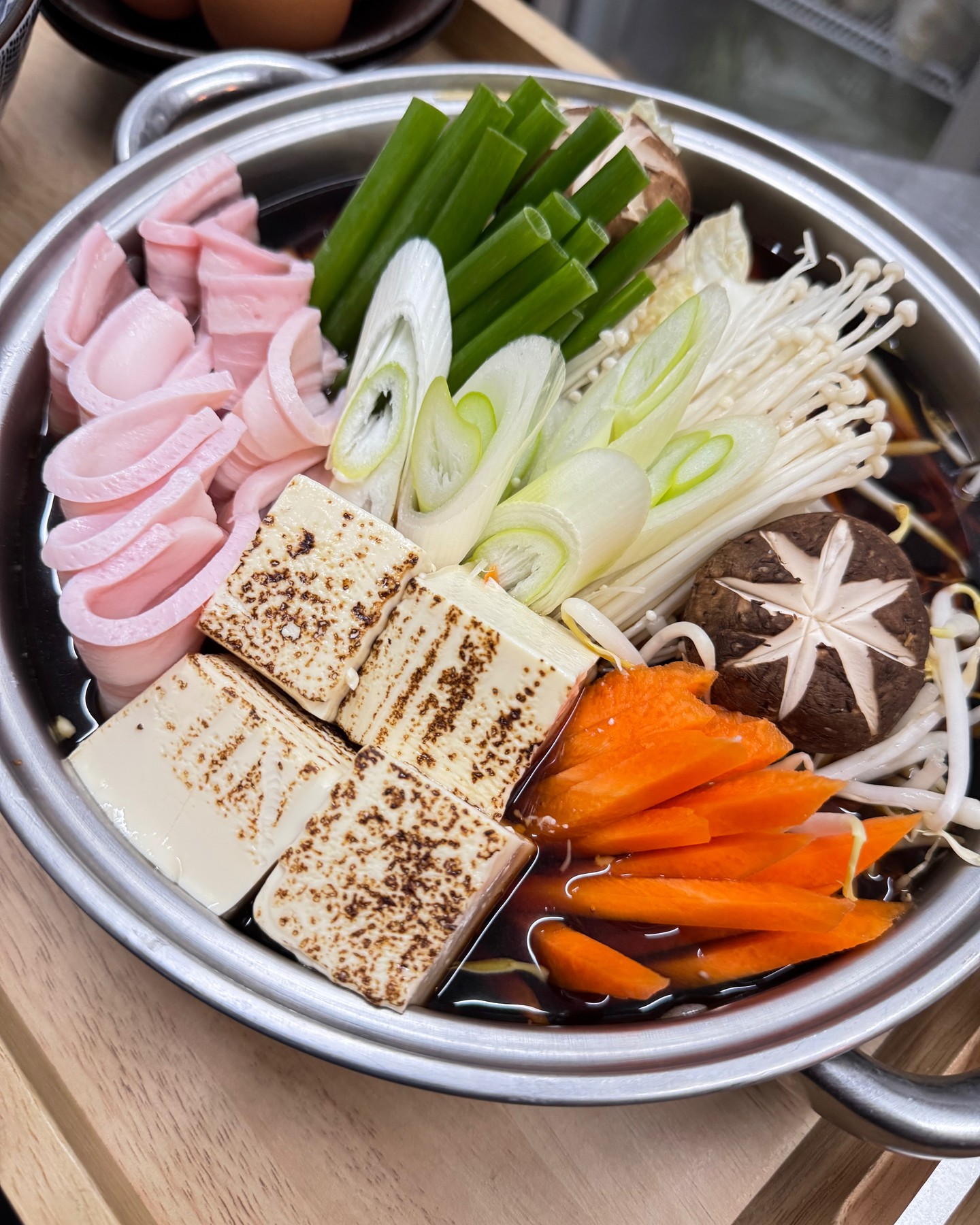 こんにちは、皆さま！今日は特別なご紹介をさせていただきます🍲✨。当店の魅力的なメニュー「豚好き焼き鍋」のご案内です。バンコクの暑さを忘れて、すき焼きの美味しさに浸ってみませんか？🐷✨新鮮な生卵と一緒に、お肉や野菜の豊かな風味を楽しめます。さらに、締めにはうどんもご用意しておりますので、最後の一滴までしっかりと味わってください！😋 ご友人やご家族と一緒に、心温まるひとときを過ごすのにぴったりの逸品です。おいしいお酒と一緒にどうぞ🍶🥢。スタッフ一同、皆さまのご来店を心よりお待ちしております！ ぜひ、特別な夜に素敵な料理で最高のひとときをお楽しみくださいませ✨。 สวัสดีทุกคน! วันนี้เรามีเมนูพิเศษมาแนะนำ! 🍲✨ ขอแนะนำ "หมูย่างยากินาเบะ" (หม้อไฟสำหรับคนรักหมู) แสนอร่อยของเรา...