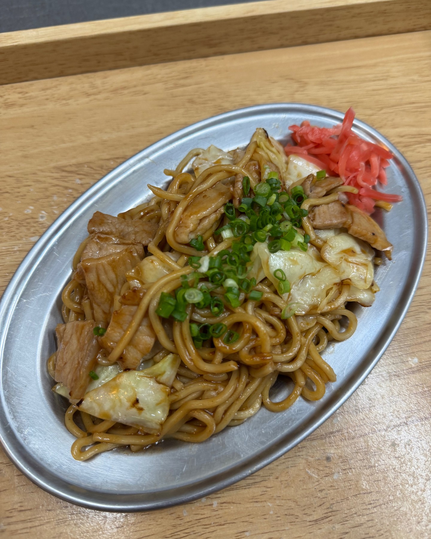 🌟本日花金🌟週末の始まりは、心も体も温まる料理で過ごしませんか？当店のおすすめメニュー、昔ながらのソース焼きそばと炭火焼きおにぎりで、懐かしさに包まれるひとときをお楽しみください！🍜🍙 ソース焼きそばは、子供の頃の夏祭りを思い出させるような安心の味わい。どこか懐かしく、心を優しく包み込んでくれます。また、炭火焼きのおにぎりは、ほんのりと香る特製の醤油が秘密。炭火ならではの香りが、食欲を刺激し、ひとくち食べれば幸せな気分に浸れます。🔥 忙しい一週間を乗り切った自分へのご褒美に、ぜひお立ち寄りください！心よりお待ちしております😊 😊 🌟 Today is Friday! 🌟 Why...