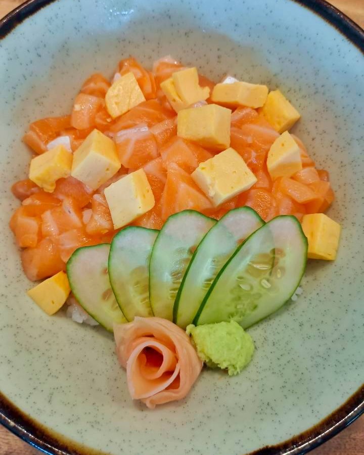 🍣 เพื่อนๆ ที่หาอาหารอร่อย ๆ สไตล์ญี่ปุ่นในขอนแก่น มาแวะร้าน En กันได้เลย! เรามีเมนู Salmon...