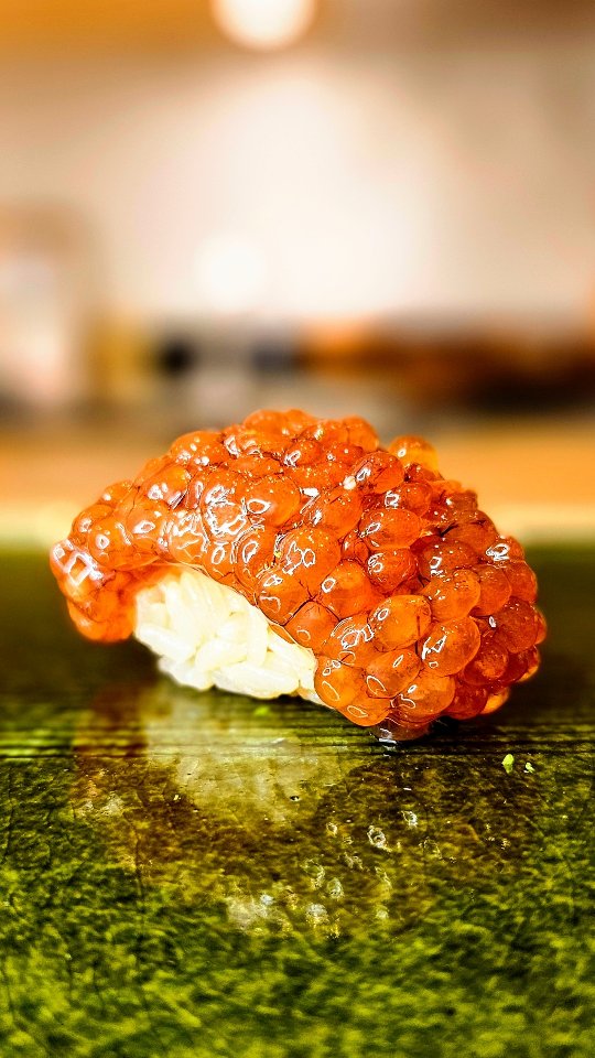 【Sushi that bows to the past, yet winks at the...