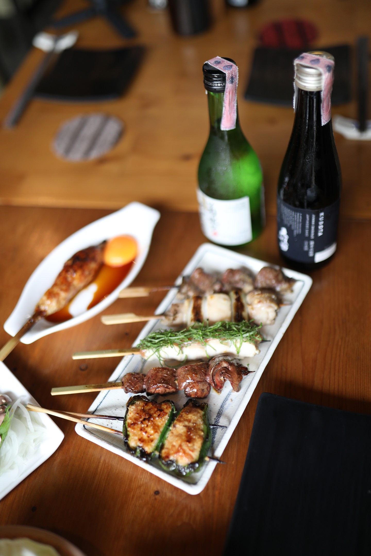 “串焼き×日本酒”は、和食好きの永遠のテーマ✨ ABIY’Sでは鶏・豚・野菜串と共に、「超辛口」「微発泡」など珍しい日本酒も色々。ひと口ごとに“今夜だけのベストペア”が見つかるはず。 居心地抜群のカウンターで、店主のマリアージュ提案もお見逃しなく🍢🍶 Only at ABIY’S: discover your own “yakitori...