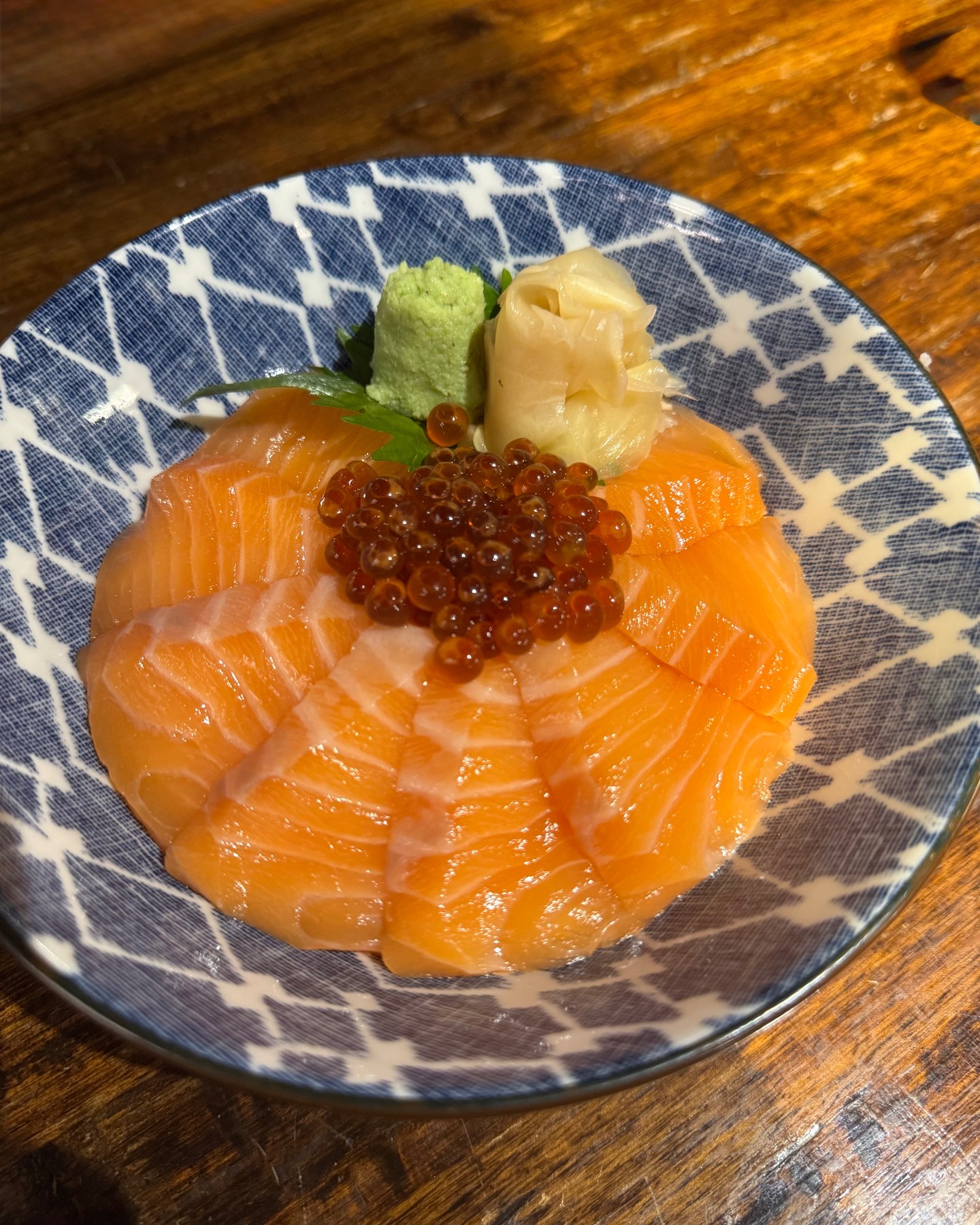 🐟🍣本日のおすすめメニューをご紹介します！まずは、安定感抜群の「サーモンいくら丼」。しっとりとしたサーモンとプチプチのいくらが贅沢に盛り付けられ、大人も子供も大満足間違いなしです！次にご紹介するのは、お酒のお供にピッタリな「牛タタキ」🐮🍷。特製ガーリックパウダーをまぶし、自家製タレで味わうことで、風味豊かな味わいがお楽しみいただけます。お仕事帰りや週末のお食事に、ぜひ当店で極上のひとときをお過ごしください✨🥢。 🐟🍣We'd like to introduce today's recommended menu! First up...