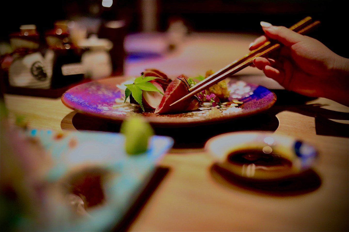 洗練された空間で忘れられないひとときを過ごしませんか？私たちの和食店では、カウンター席でシェフの調理を目の前で楽しむことができます。お客様の目の前で繰り広げられるライブ感と、職人技の料理が織りなす瞬間は、新鮮で特別です。大切な方とのデートにも、ビジネスのお付き合いとしての接待にも、さらにはご家族とご一緒でも、どんなシーンにもぴったりな時間をお約束いたします。四季折々の食材を贅沢に使用した一品一品は、目からも舌からも楽しい和の世界をお届けします。 Would you like to spend an unforgettable time in...