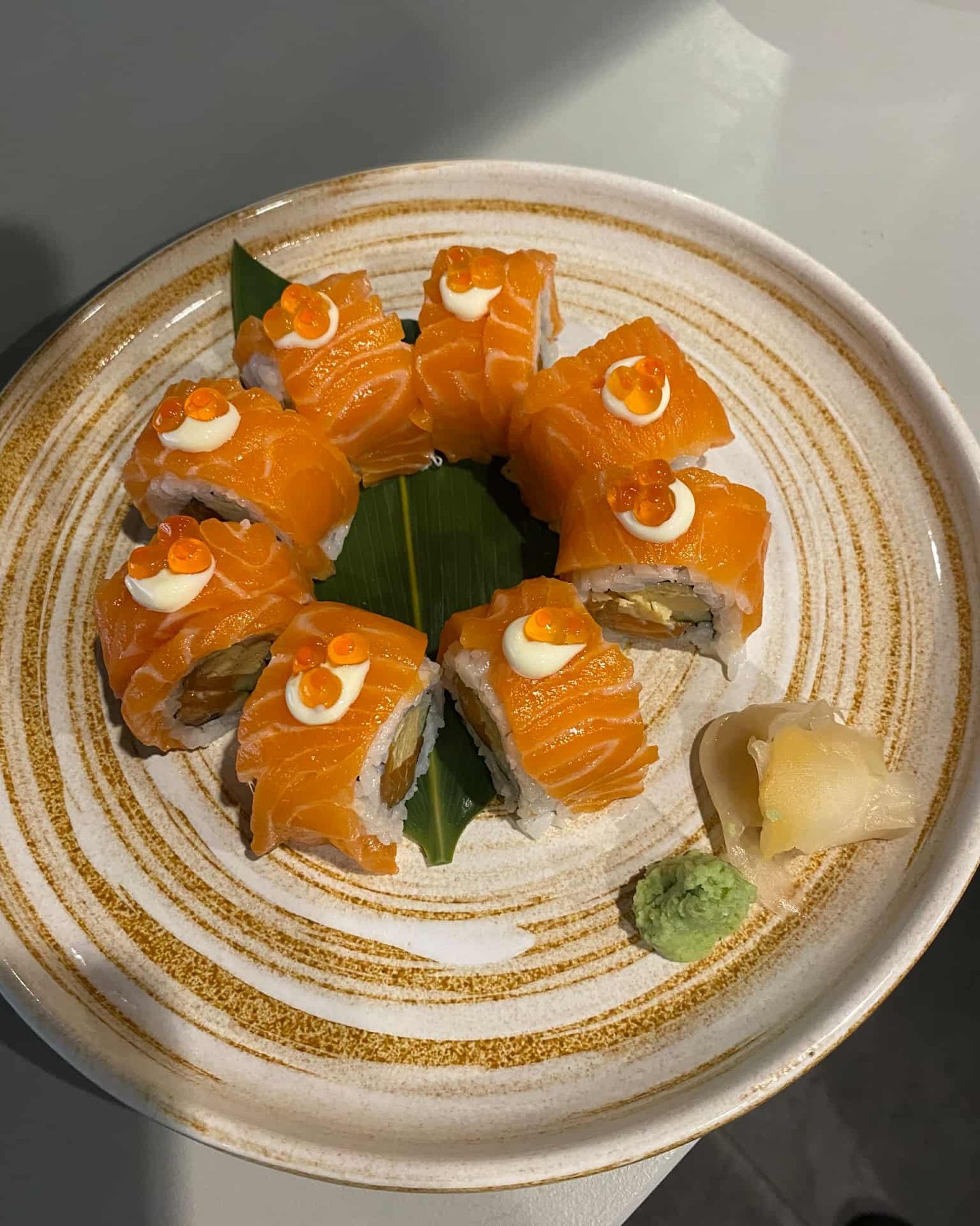 สัมผัสความอร่อยแบบเหนือชั้นด้วย Salmon Alaskaroll 🍣 ซึ่งเป็นเมนูที่สร้างสรรค์ขึ้นเพื่อความเพลิดเพลินของคนรักแซลมอน! 🐟 เมนูนี้ถือเป็นการผสมผสานระหว่างแซลมอนสดชั้นดีและอะโวคาโดที่ให้รสชาติกลมกล่อมและมันละมุนอย่างลงตัว ท็อปด้วยไข่ปลาแซลมอนที่มีความเค็มเล็กน้อย รับรองว่าคนที่ชื่นชอบอาหารญี่ปุ่นและแฟนพันธุ์แท้แซลมอนต้องตกหลุมรักอย่างแน่นอน วันนี้หากคุณต้องการสัมผัสประสบการณ์การทานที่แตกต่างไม่ควรพลาดที่จะเพิ่มเมนูนี้ในรายการสวรรค์ของคนรักแซลมอนของคุณ...