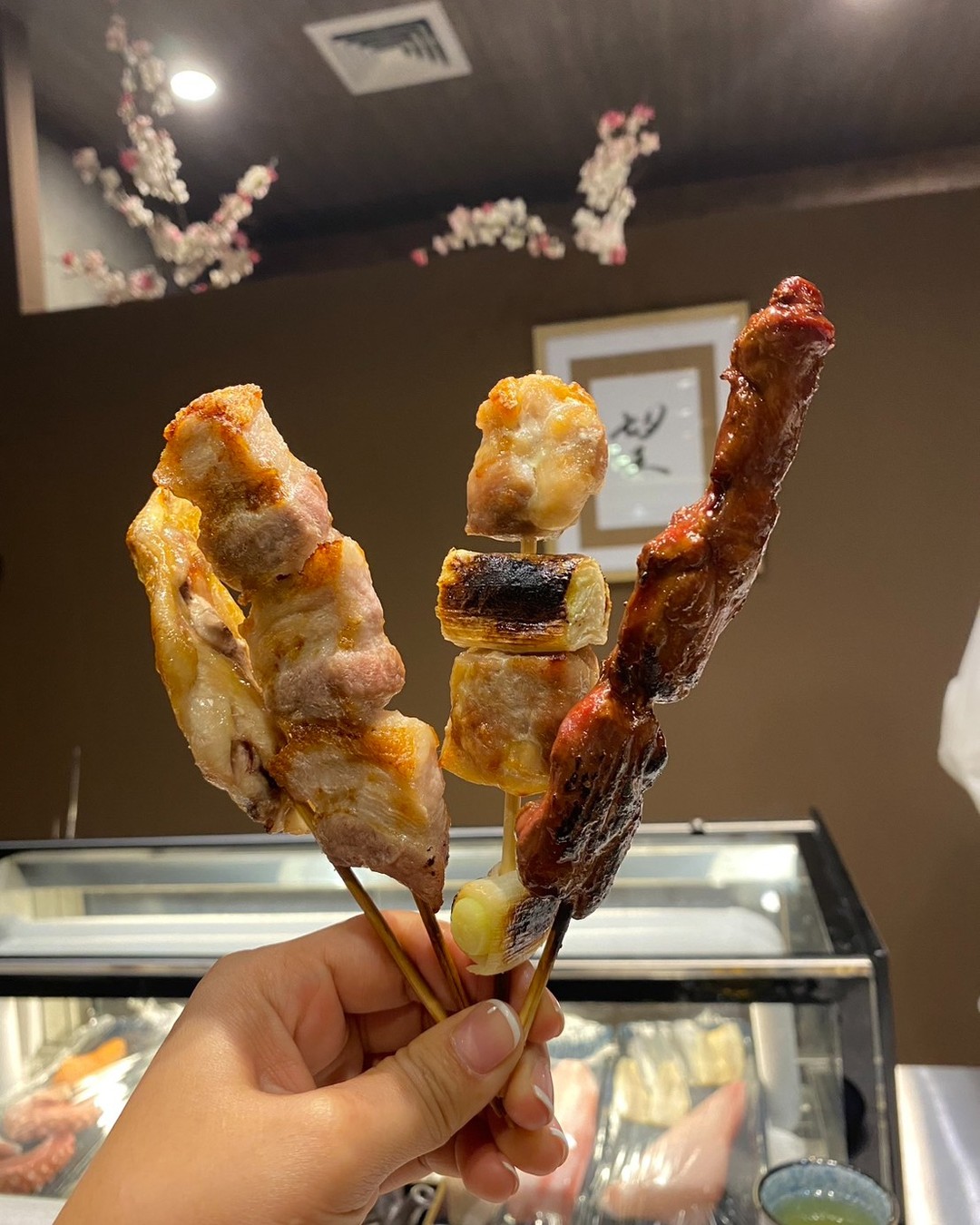 ร้านกินซุยของเรา🌟 นอกจากจะมีซูชิ 🍣 หลากหลายชนิด มีซาชิมิ และโรลส์ที่เราภูมิใจนำเสนอแล้ว เรายังมีเมนูของย่างที่อดใจไม่ไหวที่จะลิ้มลองอีกด้วย 🍢🔥 หากคุณกำลังมองหาสถานที่พิเศษสำหรับมื้อค่ำ ไม่ว่าจะเป็นครอบครัวหรือเพื่อนฝูง...