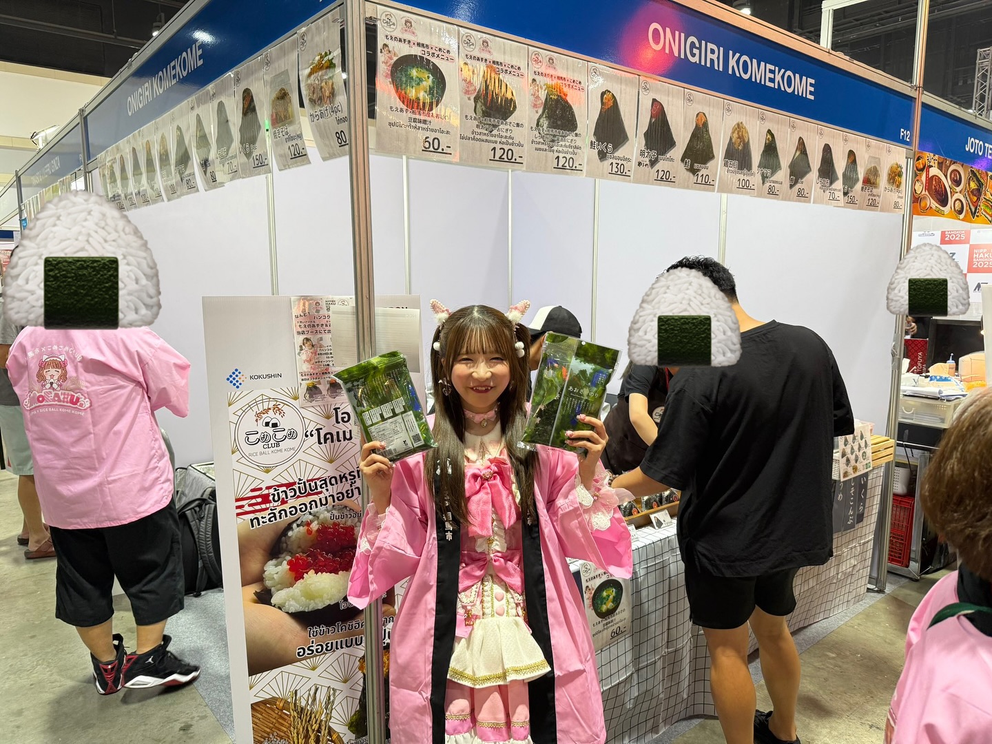 バンコク日本博では 大食いアイドル もえのあずきさん @moeazukitty タイ住みます芸人 あっぱれコイズミさん @shinkoizumi がこめこめのブースに登場！ お二人にブースを盛り上げていただきました！ お二人のお陰で私たちも楽しく販売させていただくことができました🍙...