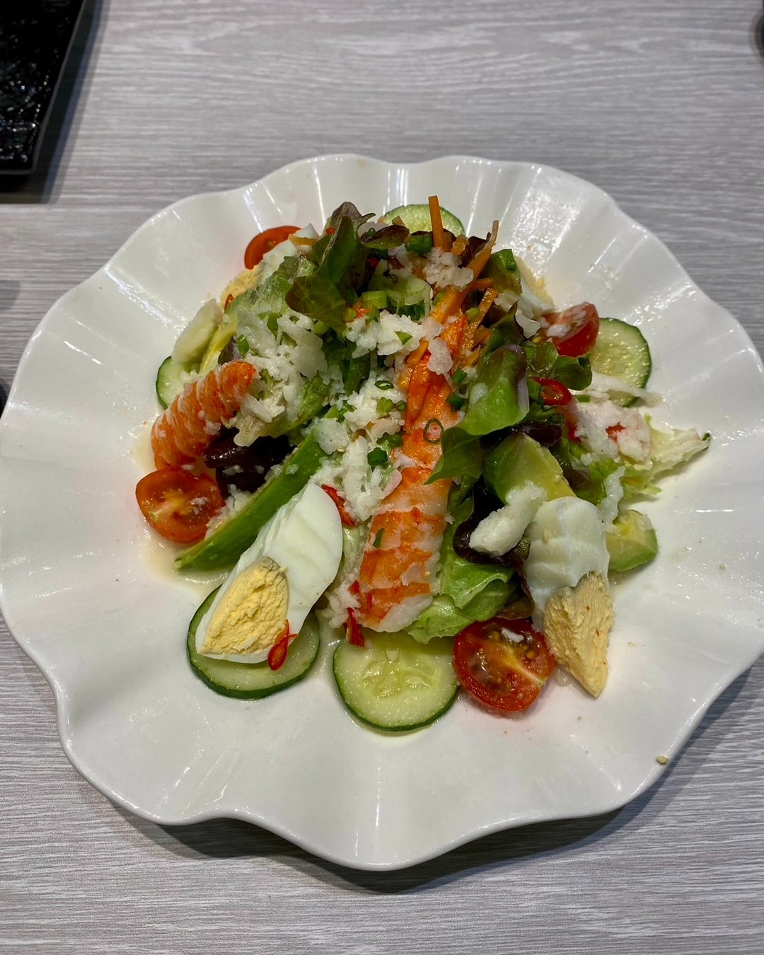 🥗 สลัดต้มยำกุ้งจานนี้ นับว่าเป็นการผสมผสานระหว่างความสดใหม่ของผักและเครื่องเทศที่เข้มข้นของต้มยำเอาไว้ด้วยกันอย่างลงตัว 🍤 สิ่งที่ทำให้จานนี้โดดเด่นคือความหลากหลายของวัตถุดิบที่เลือกใช้ ด้วยผักสดกรอบ น้ำมันมะกอกบริสุทธิ์ รวมถึงเครื่องปรุงอันเป็นเอกลักษณ์ของต้มยำ ที่มามอบความหอมแบบไทยๆ นอกจากนี้...