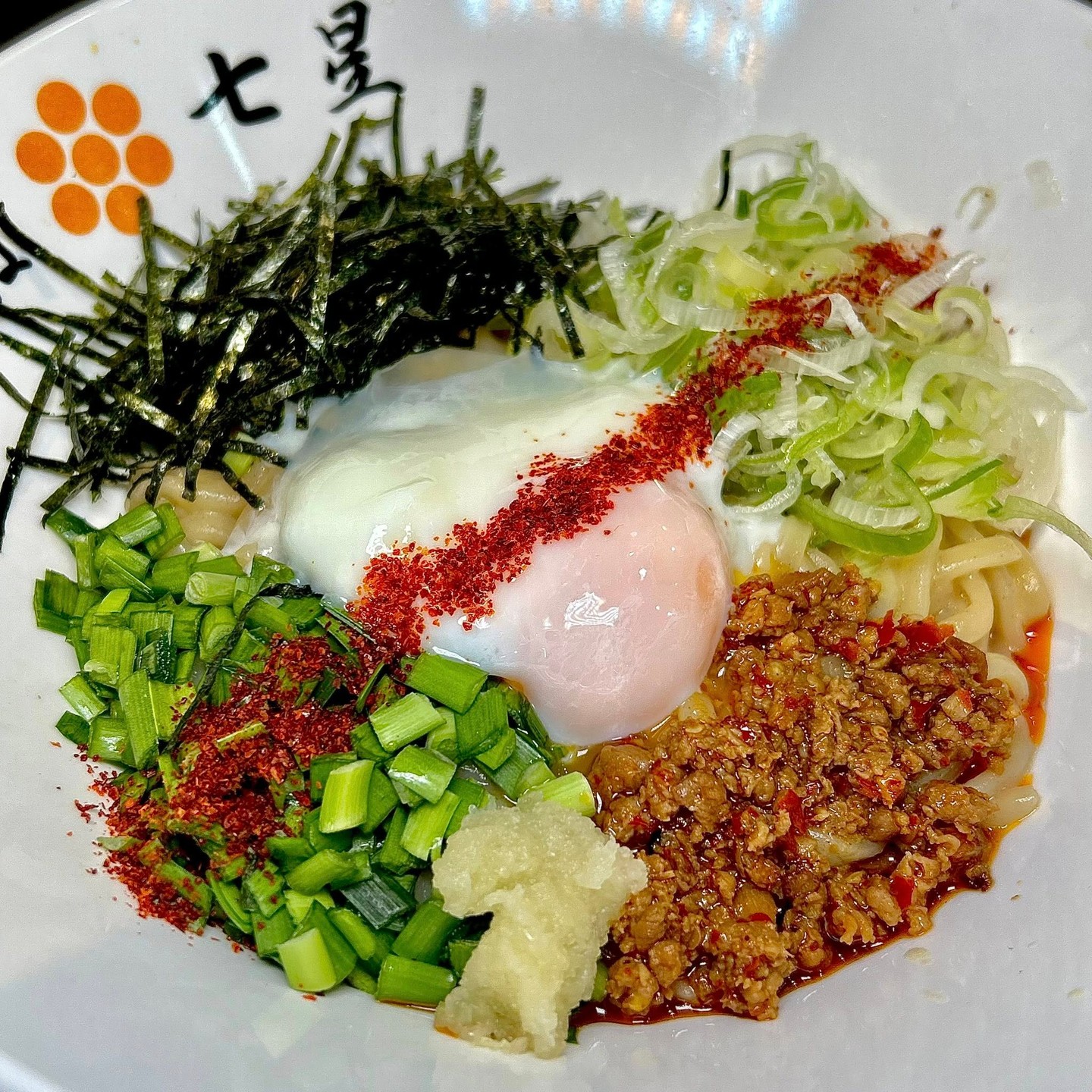 台湾まぜそばの魅力を、名古屋の本場そのままにお届けします！特製台湾ミンチのピリ辛風味がやみつきになる一品で、多くの皆さまに愛されています。ニンニクと唐辛子の風味が効いた台湾ミンチを、もちもちした太麺に絡め、ニラやネギ、卵黄そして特製ダレと一緒に楽しめます。この新しいラーメン体験を、是非一度味わってみてください。アクセスも非常に便利で、スクムビットソイ71、PRIDI3と5の間に位置しています。営業時間は朝11時から深夜2時まで、いつでもあなたのご来店をお待ちしております。夜更かしにもぴったりな一杯を提供し、お腹も心も満たす至福の時間をお約束します。 เราขอนำเสนอเสน่ห์ของมาเซโซบะไต้หวันสไตล์นาโกย่าแท้ๆ ให้กับคุณ! อาหารจานนี้เป็นที่ชื่นชอบของใครหลายคน ด้วยรสชาติเผ็ดร้อนที่ติดใจของเนื้อสับไต้หวันสูตรพิเศษของเรา เนื้อสับไต้หวันรสกระเทียมและพริก ผสมผสานกับเส้นบะหมี่เหนียวนุ่ม รับประทานคู่กับต้นหอม ต้นหอม ไข่แดง...