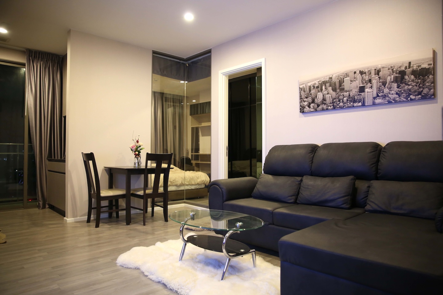 The Room Sukhumvit 69は、BTSプラカノン駅からすぐの場所に位置する魅力的な物件です。このモダンで清潔なマンションは、まるでホテル🏨のような内装で、お客様に上質な生活空間を提供します。周辺には、便利なショッピングスポットとして日本食のレストランやMaxValu、Topsスーパーマーケット🛒があり、買い物には困りません。 さらに、このエリアには賑やかなビアガーデン🍺が近くあり、屋台料理も楽しめます。豊富なタイ料理のお店🍛も点在しており、地元の味を堪能するための理想的なスポットです。また、リラックスした時間を過ごすために、近隣には数多くのマッサージ店💆‍♀️もございます。 生活の利便性と多様な楽しみ方を一つの場所で満喫できるThe Room Sukhumvit 69は、お勧め物件です。 #BTSプラカノン...