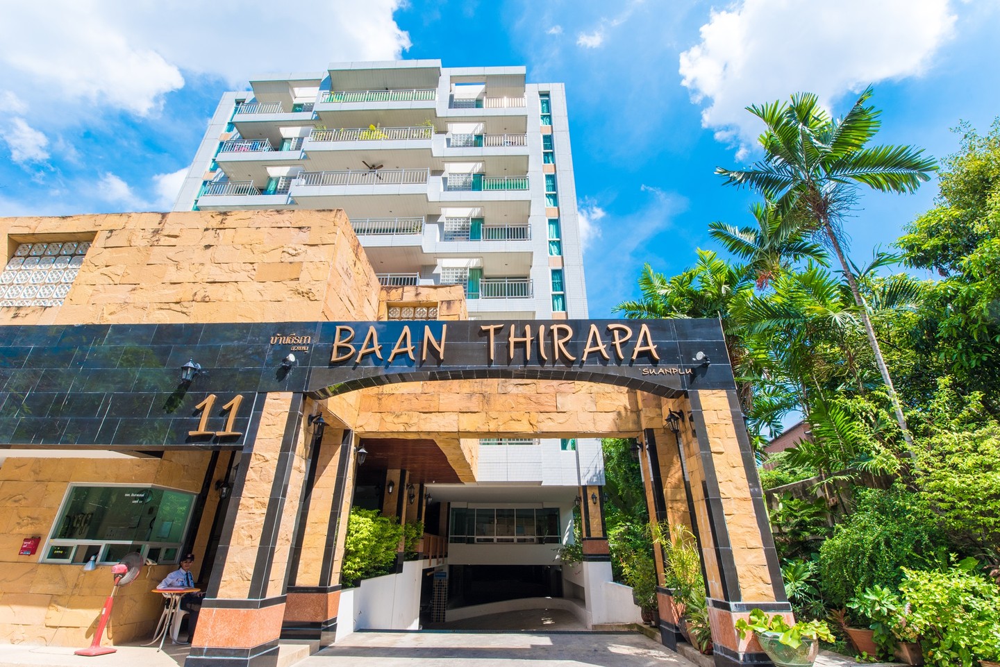 Baan Thirapaは、BTSチョンノンシー駅から徒歩7分という便利なロケーションにあるアパートで、特に家族向けにリーズナブルな家賃設定が魅力です🌿。現在は1ベッドタイプのみの空きがありますが、広さは75㎡あり、単身者やご夫婦だけでなく、小さなお子様がいるご家族にも適した広さを誇ります👨‍👩‍👦。 内装は、昔ながらのクラシックなデザインで、落ち着いた住環境を提供しています🌸。このエリアはスクンビットとは異なり、日本人が少なく、国際色豊かな住民構成が特徴です🇹🇭。もし異文化交流や、多様なコミュニティに興味をお持ちなら、この物件をご検討されてみてはいかがでしょうか？ #バンコク生活 #チョンノンシー #家族向け物件 #国際交流 #リーズナブル #広々空間 #BTS近く...