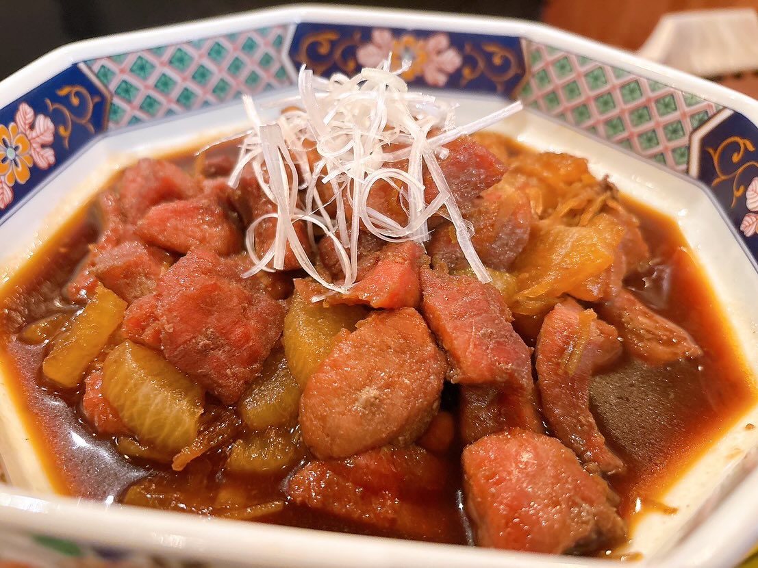 本日も17:00〜開店いたしました😀 おひとりさま大歓迎！ カウンター席大人気 おばんざい、鉄板焼きメニュー 二階テーブル席、三階個室完備 一階カウンター席でもオーダー可能です 黒兵衛では 各種ご宴会のご予約承ります♪ コース1,000バーツ〜 飲み放題...