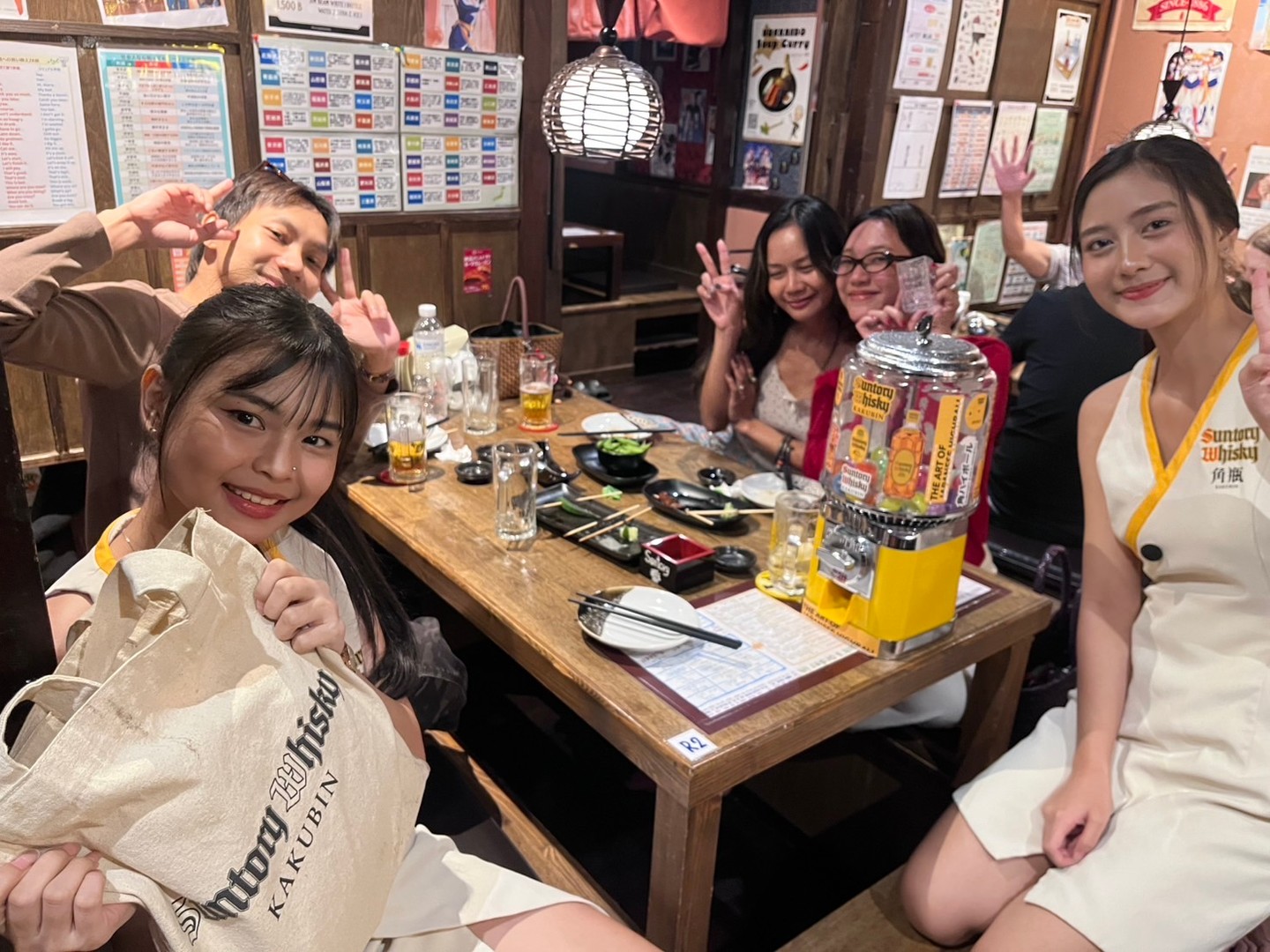 トンロー横丁へようこそ‼️ 昭和レトロな雰囲気が漂う、活気溢れる居酒屋で、心温まるひとときをお過ごしください🥳美味しい料理やゲームなど色々あります♟️ 皆様のお越しを心よりお待ちしております😌 仕事帰りの一杯や仲間との賑やかな集まりに最適な空間で心もお腹も満たしてください🎵 昭和の香りが漂う懐かしい空間で、会話に花を咲かせてみませんか⁉️ その特別な時間をより一層楽しんでいただけるよう、スタッフ一同、心を込めてサービスいたします🙌 是非お友達やご家族とご一緒にお越しください👏🍻 美味しい料理と素敵な時間がトンロー横丁であなたを待っています🤝🎊 Welcome to...
