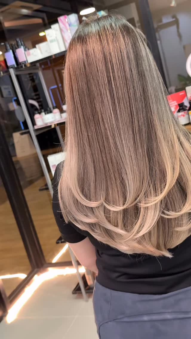 ✨สำหรับโทน Light Spring ✨ สีที่เหมาะคือ White Beige 🤍🌿☀️ ช่วยขับผิวให้ดูใส สว่าง...