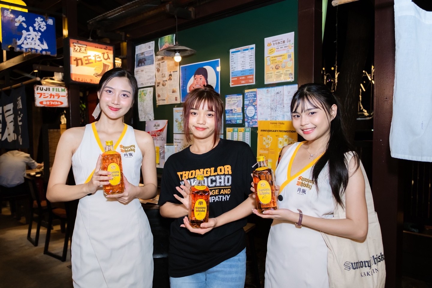 トンロー横丁へようこそ‼️ 昭和レトロな雰囲気が漂う、活気溢れる居酒屋で、心温まるひとときをお過ごしください🥳美味しい料理やゲームなど色々あります♟️ 皆様のお越しを心よりお待ちしております😌 仕事帰りの一杯や仲間との賑やかな集まりに最適な空間で心もお腹も満たしてください🎵 昭和の香りが漂う懐かしい空間で、会話に花を咲かせてみませんか⁉️ その特別な時間をより一層楽しんでいただけるよう、スタッフ一同、心を込めてサービスいたします🙌 是非お友達やご家族とご一緒にお越しください👏🍻 美味しい料理と素敵な時間がトンロー横丁であなたを待っています🤝🎊 Welcome to...