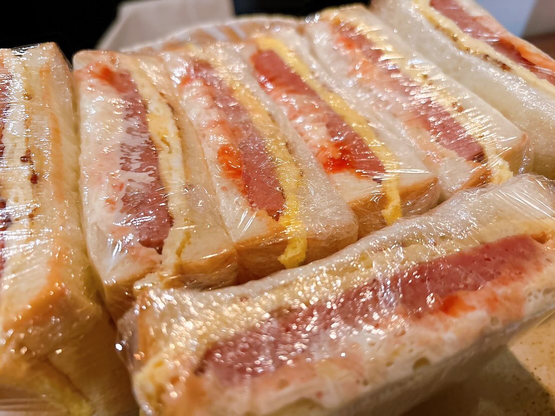 本日、当店の看板ゆきちゃんのバースデー🎂の為 1階カウンター席は大変混雑しております 2階テーブル席は空きがございます ご来店お待ちしております♪ 本日もおばんざい色々、お好み焼き、鉄板焼き料理をご用意しています おばんざい、鉄板焼きメニュー 二階テーブル席、三階個室完備 一階カウンター席でもオーダー可能です 黒兵衛では 各種ご宴会のご予約承ります♪...