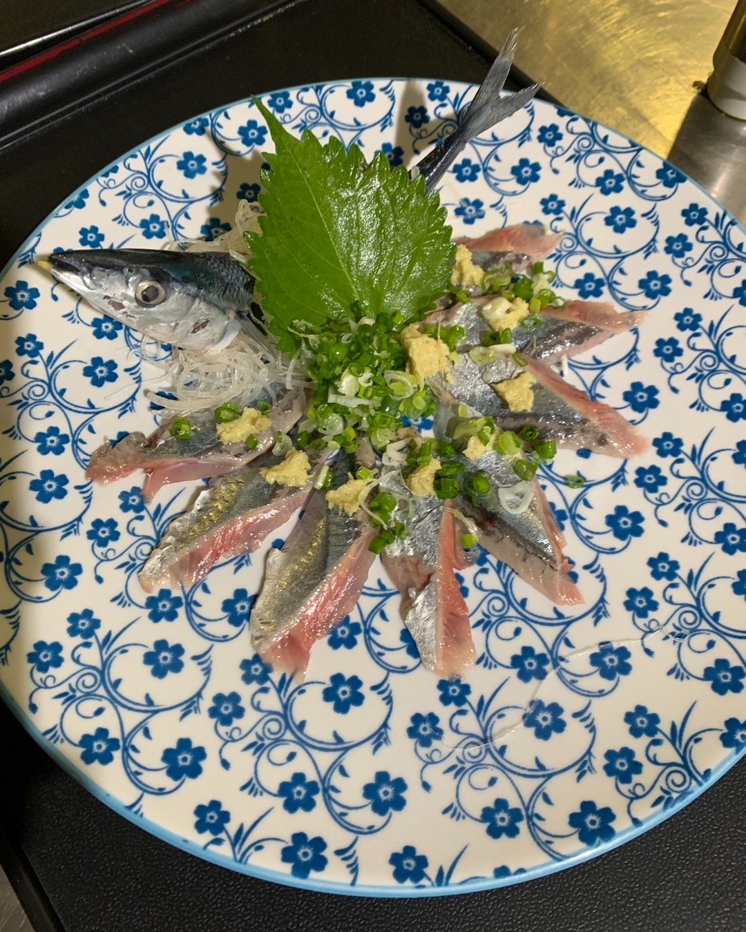 今秋もお待ちかねの新さんまが入荷いたしました。今年のさんまは例年にも増して豊漁で、その姿も立派です。脂の乗った新鮮なさんまを、ぜひお刺身でお楽しみください。日本の秋の味覚を存分に感じていただける一皿に仕上げました。秋季限定のこの味わいは、まさにこの季節だけの特別な贈り物。口に含むたび、豊かな味わいが広がります。皆様のお越しを心よりお待ちしておりますので、この機会をお見逃しなく。自然の恵みを味わいに、心も体も温まるひとときをどうぞ。 #秋の味覚 #和食 #新鮮食材 #さんま #お刺身 #豊漁 #季節限定 #日本食 #旬の味わい...