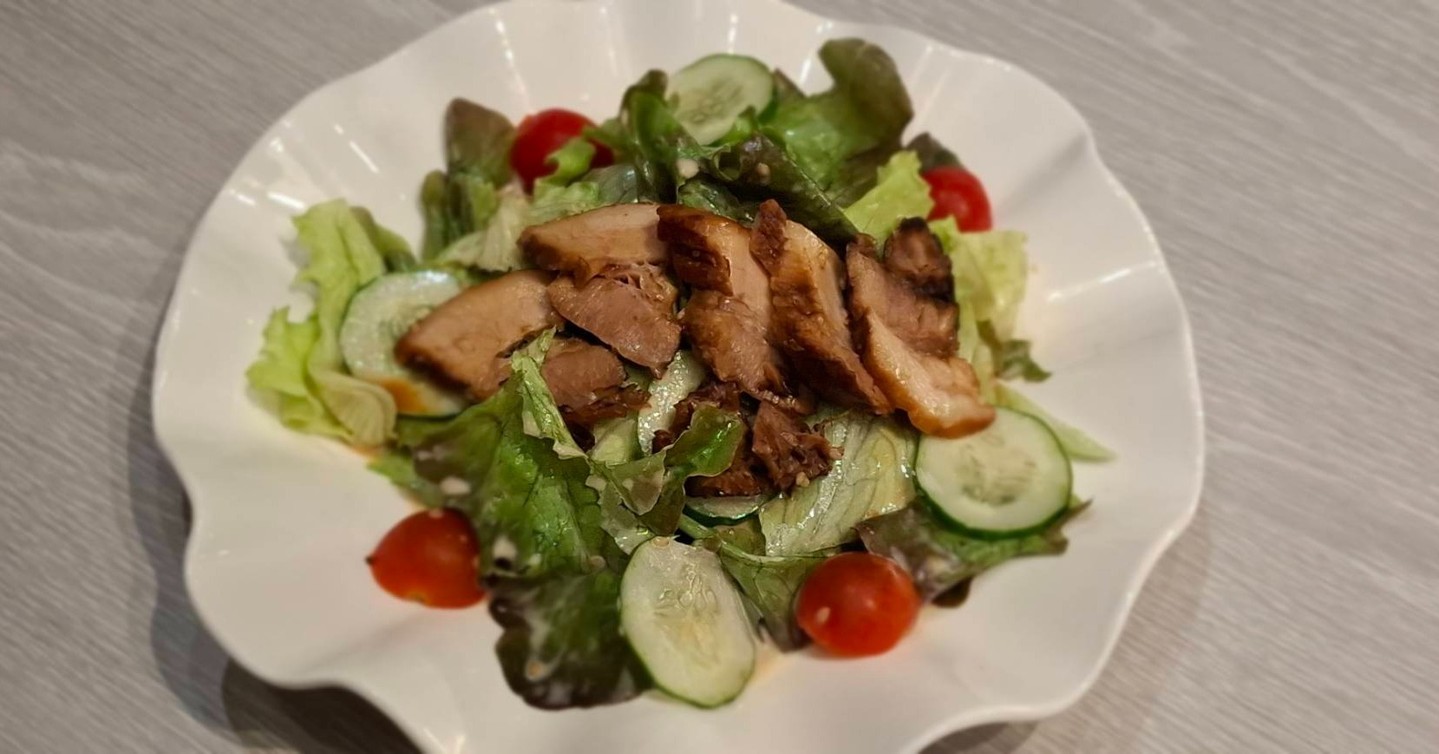 🍽️ เมนูสุดพิเศษที่ไม่ควรพลาด "Butayaki Salad" หรือสลัดหมูย่าง ที่มีทั้งความสดของผักต่าง ๆ และความอร่อยที่ลงตัว 😋 ถ้าคุณเป็นสายสลัดต้องไม่พลาดเมนูนี้เลยค่ะ...