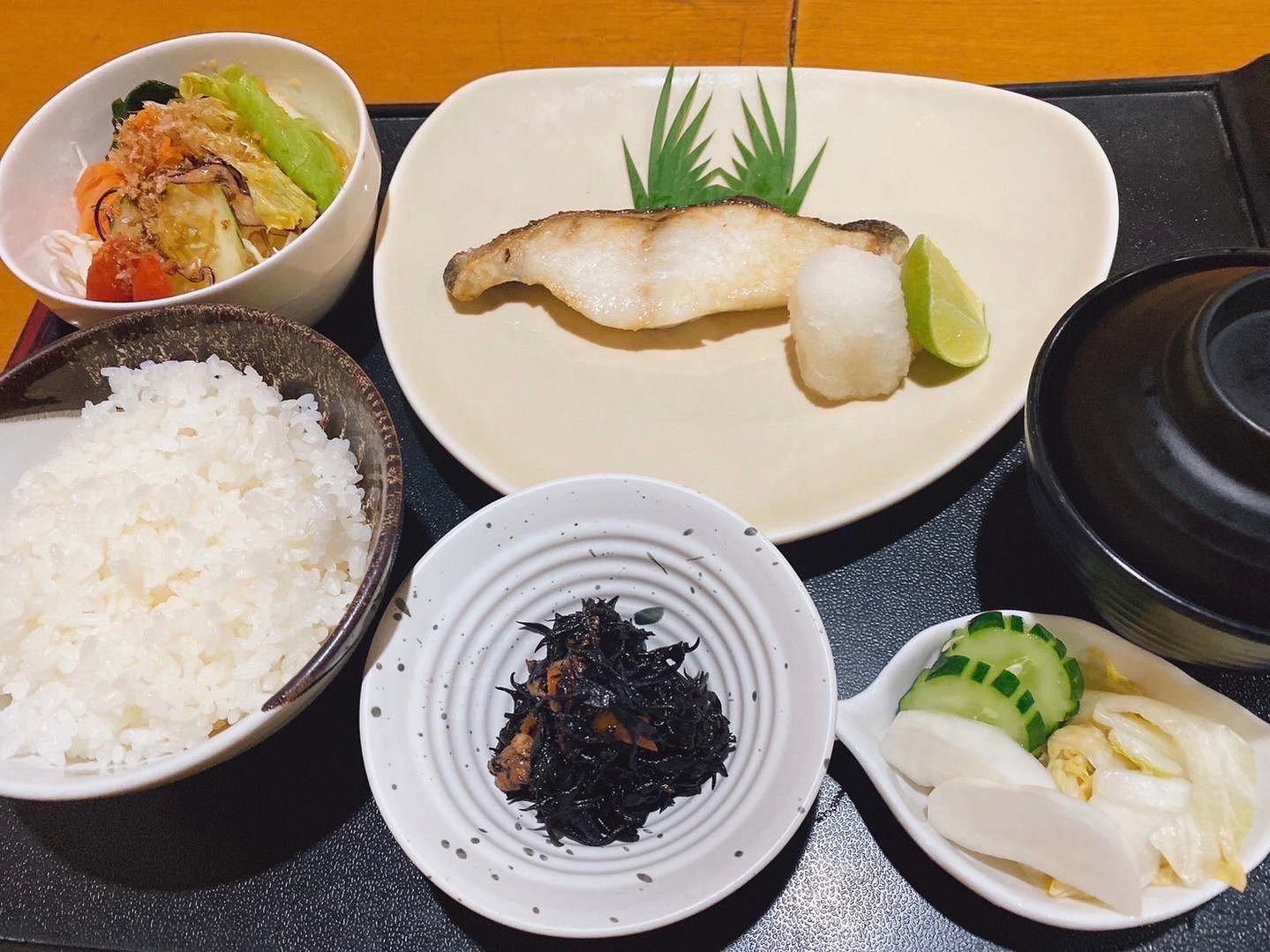 🌸🍽️ สุภาพสตรีและสุภาพบุรุษทุกท่าน ขอแนะนำเมนูชั้นเลิศที่รังสรรค์อย่างพิถีพิถันด้วยความรัก ปลาซิลเวอร์ค็อดย่างหมักในมิโซะไซเกียวของเรา หมักอย่างช้าๆ ด้วยเนื้อปลาซิลเวอร์ค็อดเนื้อนุ่มสีขาวในมิโซะไซเกียวเข้มข้น เพื่อให้ได้รสชาติที่กลมกล่อม ✨ สัมผัสรสชาติอันเป็นเอกลักษณ์ของอาหารญี่ปุ่นแบบดั้งเดิม ลิ้มลองรสชาติอันแสนอร่อยได้อย่างเต็มที่...