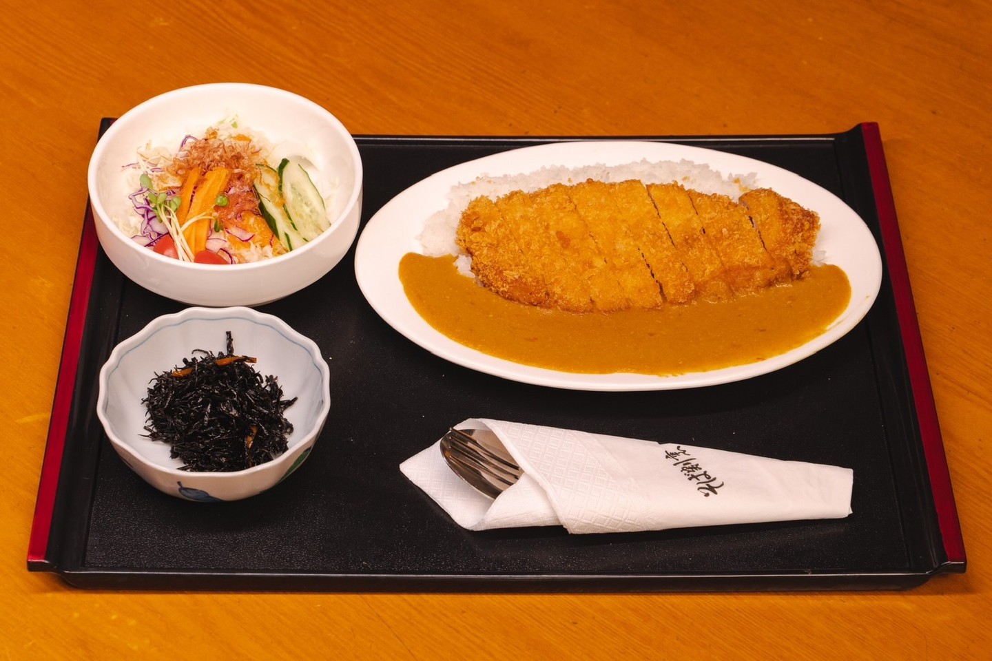 🍛✨和食の魅力を新たに発見！✨ 弊社のカツカレーライスは、一度食べたらやみつき間違いなしの味わいです。👏自慢の一皿は、特別なルートで入手したカレー粉をベースに、鶏肉🍗、マンゴー🥭、リンゴ🍏、はちみつ🍯などの食材を使用し、ブレンダーでじっくり砕いて煮込んでいます。これにより、甘味と旨味がベストバランスで融合しています。🌀✨ 単品でも、ヘルシーなソバ付き定食でもお楽しみいただけます。🍜 あなたのスタイルに合わせて、ぜひ一度ご賞味ください！🙏 皆様のお越しを心よりお待ちしております。🌸 🍴🍛 #カツカレー #和食 #カレーライス #美味しい...