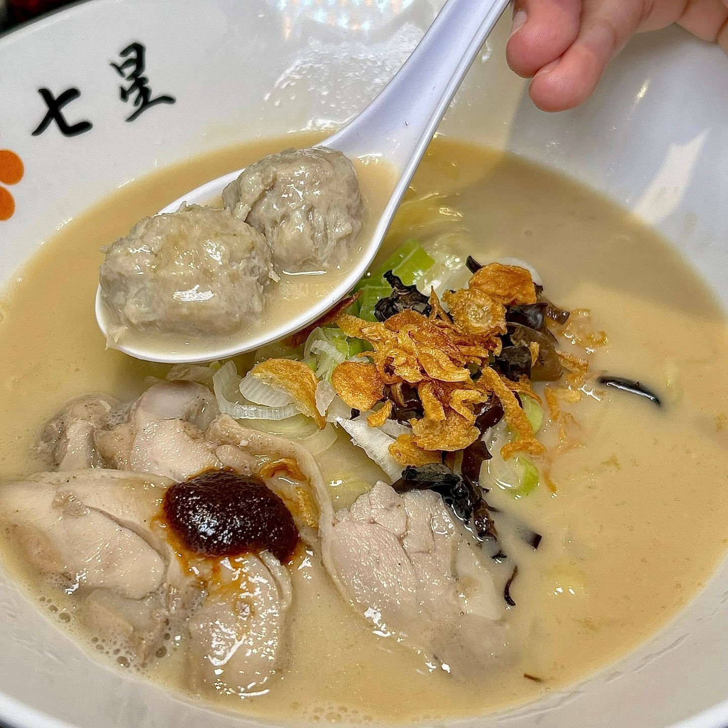 🍜✨ 大家好！这里是位于曼谷素坤逸路71巷的Tori Soba Nanase！🎉 如果您还没尝过我们家招牌的Tori Paitan拉面，快来试试吧！只需150泰铢，就能享用一碗浓郁美味的拉面。如此物超所值的拉面，您绝对找不到！🙌💸 无论白天还是夜晚，我们都欢迎您的光临！营业时间为上午11:00至凌晨2:00。快来享用一碗完美的拉面，在酒会结束后享用吧！🍜😋 无论是与朋友共进午餐，还是深夜小憩，它都是您的完美选择！ 下次您想吃拉面时，一定要来Tori Soba...
