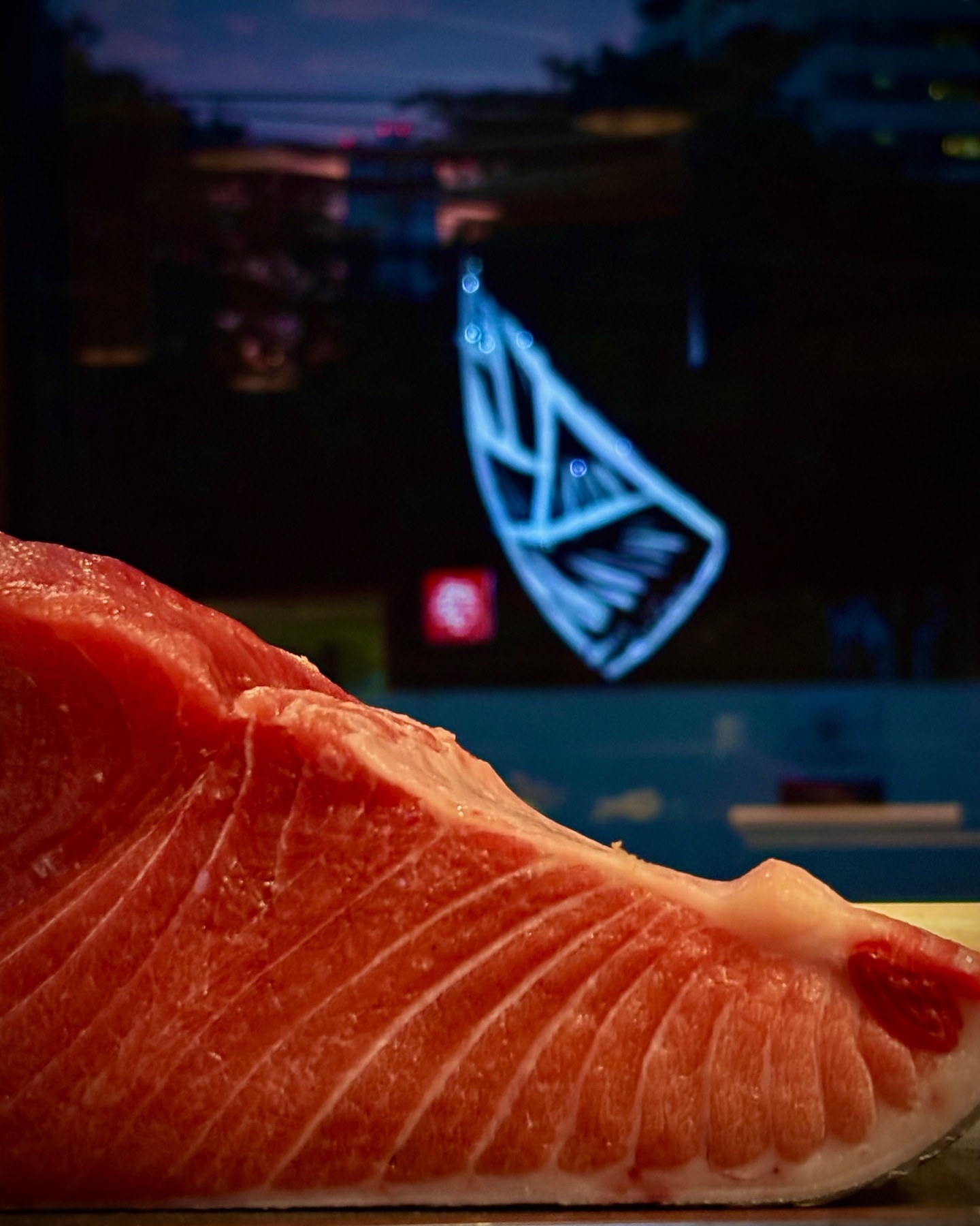日本の伝統的な和食の魅力を存分に楽しめる当店で、心ゆくまでの贅沢なひとときをお過ごしください。新鮮な魚介を使用したお刺身や藁焼きなど、素材の味を最大限に引き出す調理法でご提供いたします。特に、上質な生まぐろを使ったお刺身は、口に入れた瞬間に広がる旨味が格別です。さらに、薬味巻きは繊細な味わいと共に、視覚的にも楽しんでいただける一品です。伝統を大切にしながらも、独自の創意を加えた料理の数々を、特別な空間でご堪能ください。和の心とおもてなしを大切に、皆様のご来店を心よりお待ちしております。この機会に、本物の和食の世界を是非ご体験ください。 เพลิดเพลินกับช่วงเวลาอันหรูหราที่ร้านอาหารของเรา ให้คุณได้สัมผัสเสน่ห์ของอาหารญี่ปุ่นแบบดั้งเดิมได้อย่างเต็มที่ เราใช้วัตถุดิบอาหารทะเลสดใหม่ในซาชิมิและย่างด้วยเตาถ่าน ด้วยกรรมวิธีปรุงที่ดึงรสชาติของวัตถุดิบออกมาอย่างเต็มที่ โดยเฉพาะอย่างยิ่งซาชิมิที่ทำจากปลาทูน่าดิบคุณภาพสูง ให้รสชาติอูมามิที่กลมกล่อมตั้งแต่คำแรกที่รับประทาน ยิ่งไปกว่านั้น โรลเครื่องปรุงรสของเรายังมีรสชาติที่กลมกล่อมและน่ารับประทาน ลิ้มลองอาหารหลากหลายเมนูที่ผสมผสานความคิดสร้างสรรค์เฉพาะตัวของเราเข้ากับบรรยากาศที่ยังคงรักษาขนบธรรมเนียมประเพณีไว้อย่างเหนียวแน่น...