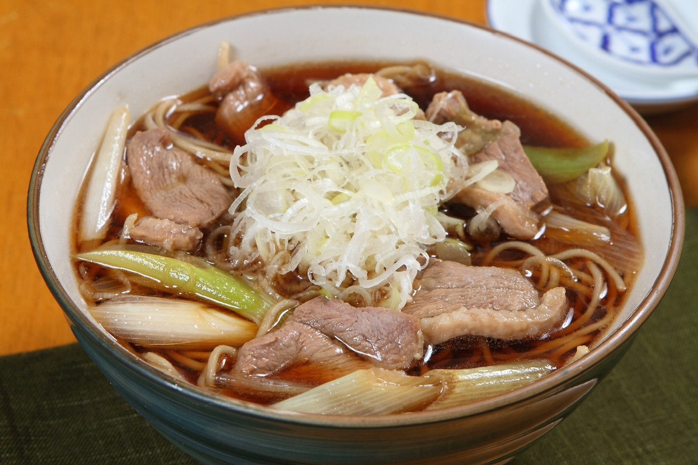 当店自慢の「合鴨南蛮そば」をご紹介いたします🍜✨。この一品は、20年以上の歳月を経てお客様からの貴重なご意見とご要望をもとに、絶え間なく改良を重ねてきた逸品です。合鴨のジューシーさとそばの絶妙なハーモニーをぜひ体験してください。皆様の「おいしい」という声が私たちの励みとなります✨。ご来店の際は、ぜひご賞味くださいませ🙏。 四季折々の日本の食材をふんだんに使ったメニューもご用意しております🥢。お友達やご家族との思い出作りにぴったりの落ち着いた雰囲気の店内でお待ちしております🌸。 🍽️ 🇯🇵 #和食 #合鴨南蛮そば #絶品の味 #食の芸術 #そば好き #食事の楽しみ...