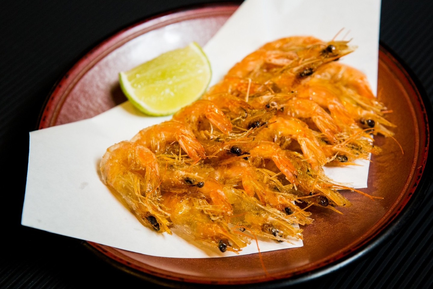 กุ้งทอดกรอบๆ สักหน่อยไหม? 🍤✨ เราใช้กุ้งตัวใหญ่ขึ้นเล็กน้อย ทำให้ได้เนื้อกุ้งที่กรอบนอกนุ่มใน เนื้อสัมผัสฉ่ำน้ำ ความหวานและกลิ่นหอมของกุ้งกระจายตัวไปในทุกคำ ทำให้เมนูนี้กลายเป็นประสบการณ์ที่ยากจะลืมเลือน 🌿 เมนูง่ายๆ...
