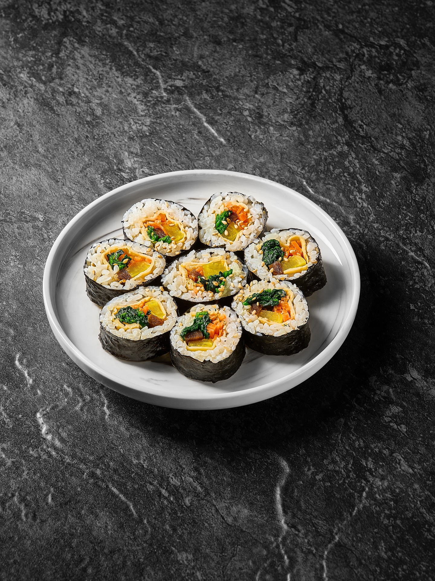 🍣 Maki Sushi｜Sushi Roll
Fresh ingredients and seasoned rice wrapped in crisp seaweed.
Each bite brings out the harmony of flavor and aroma.
What makes this dish truly special
is that it comes from the owner’s childhood memories—
a warm sushi roll lovingly made by his parents,
now shared with every guest who visits.