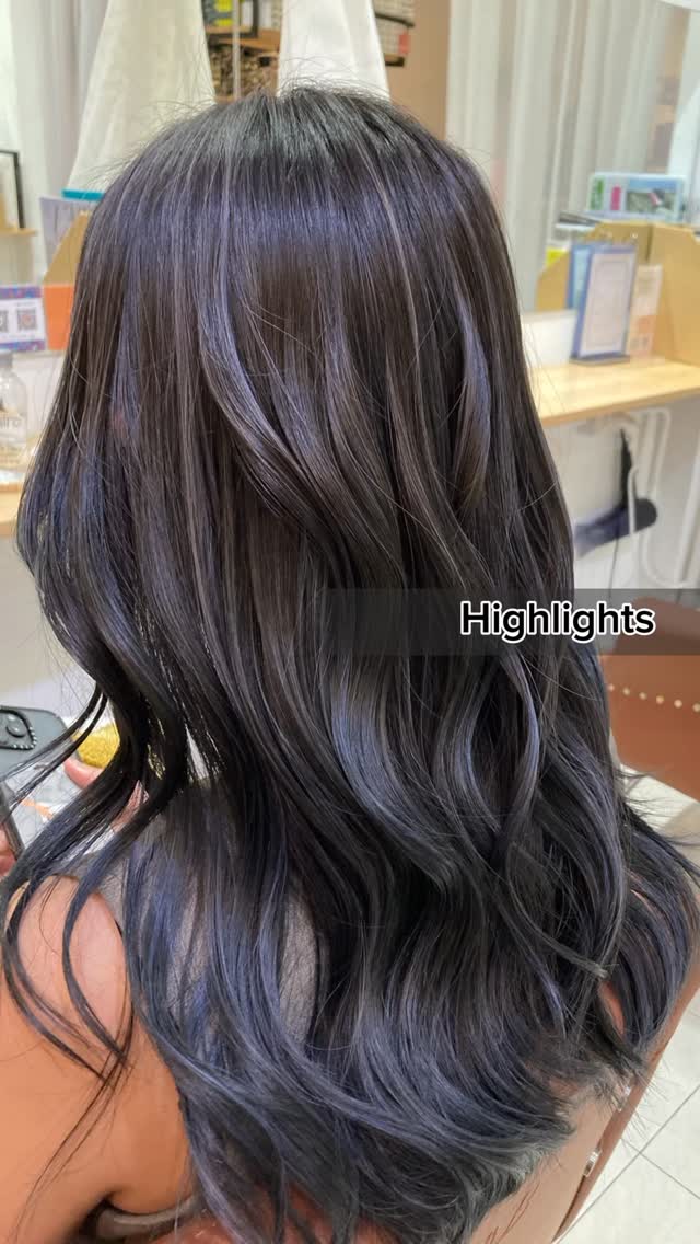 Highlights color / By pla🐳 🇯🇵 รูปแบบและการบริการในแบบชิโระซาลอนญี่ปุ่นของเรา เน้นให้ความสำคัญกับลูกค้าในการให้คำปรึกษาและแนะนำก่อนให้บริการลูกค้าทุกท่านเป็นอันดับต้นๆเสมอ ทั้งเรื่องของการวิเคราะห์จากช่าง เช่น...