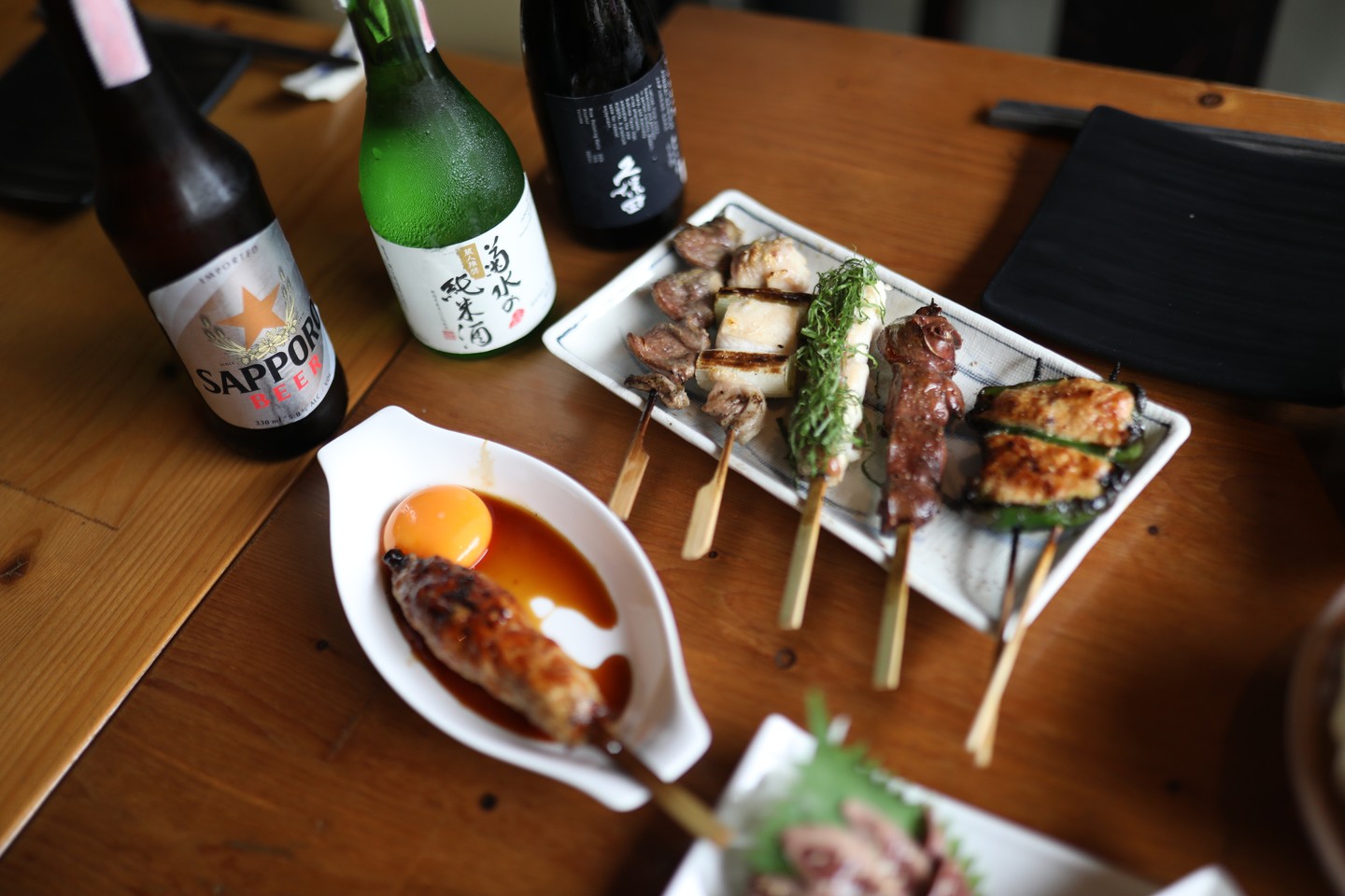 ABIY’Sの日本酒は、焼き鳥に“寄り添う一杯”を基準に選んでおります。温度と器で表情が変わり、塩の串にはキレ、タレの串にはふくよかさを。ワイン・焼酎・ウイスキー・テキーラもご用意。店主の故郷・新潟の久保田 千寿や、限定の雪洞貯蔵 緑もぜひお試しください！吹き抜けの静かな空間で、鳥刺しや前菜とともにゆっくりどうぞ🍶 Our sake is curated to accompany yakitori....