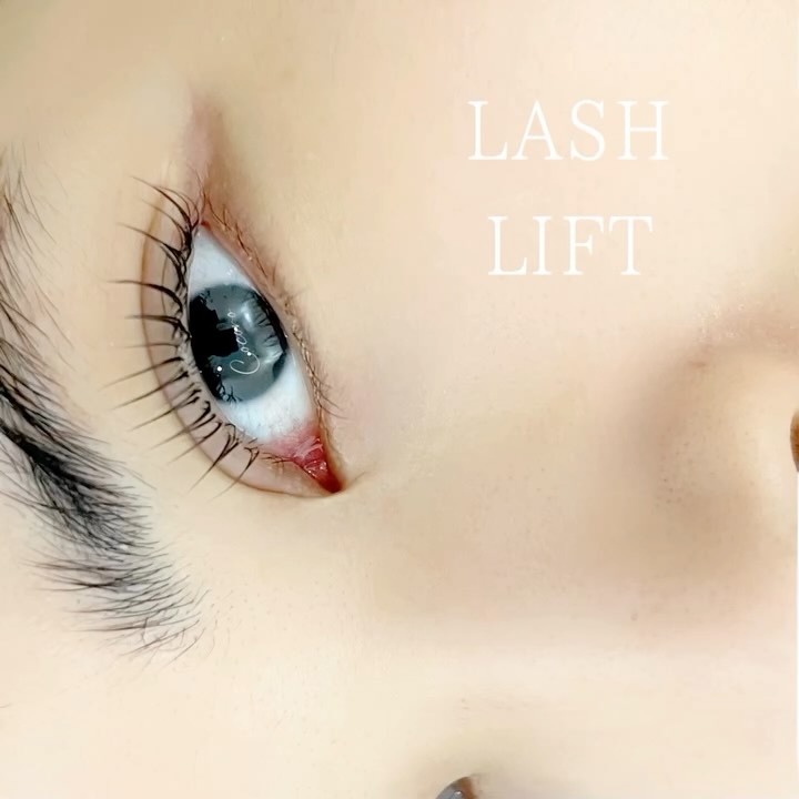 立ち上げスタイルのLASH LIFT🦄 まつげの丸みを抑えて、最大限に長さを引き出すデザイン！ 毎朝のメイクアップ時間を短縮しながら、ぱっちりとした目元へ 方向のヨレが気になりやすい方もいるかもしれません、ぜひご相談ください🌈 ご連絡お待ちしております。 LASH LIFT with a...
