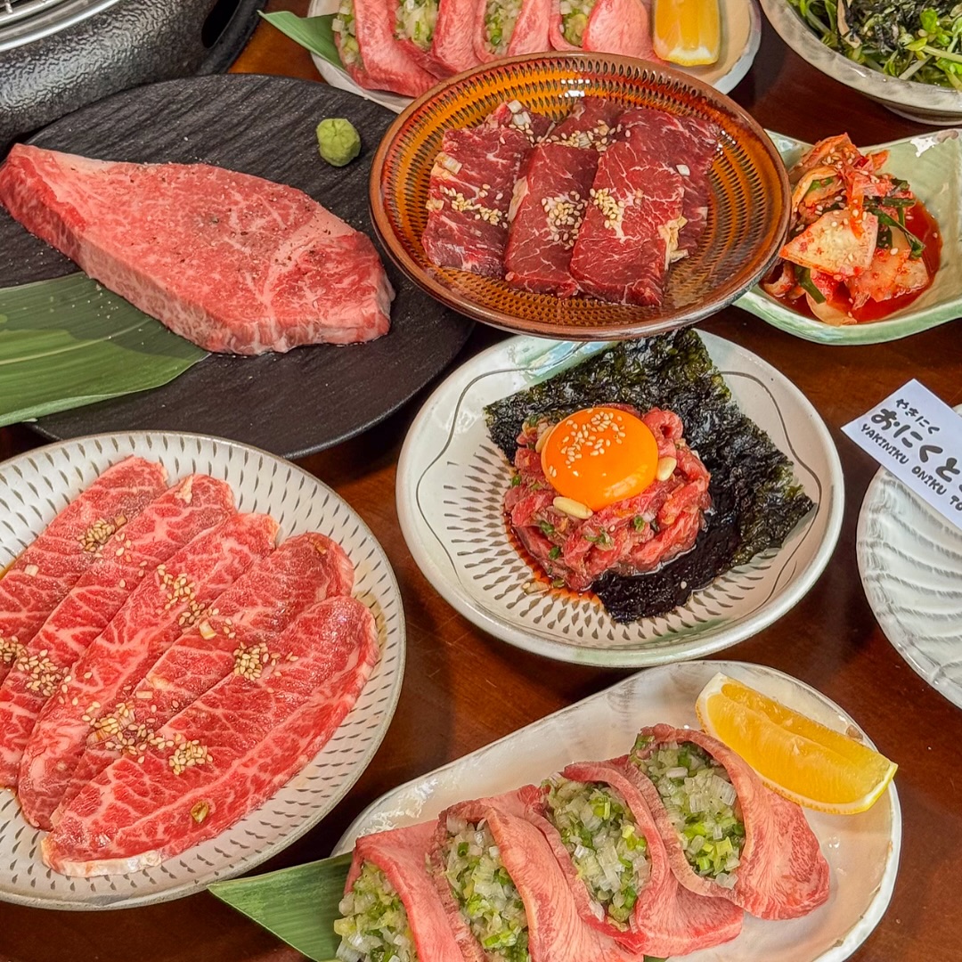 สวัสดีค่ะ Oniku to Gohan Sathon 📍ตั้งอยู่ที่ซอยนราธิวาสราชนครินทร 10 (เข้าซอยมาร้านอยู่ขวามือ ขับตรงต่อไปลานจอดรถอยู่ซ้ายมือค่ะ) ร้านมี...