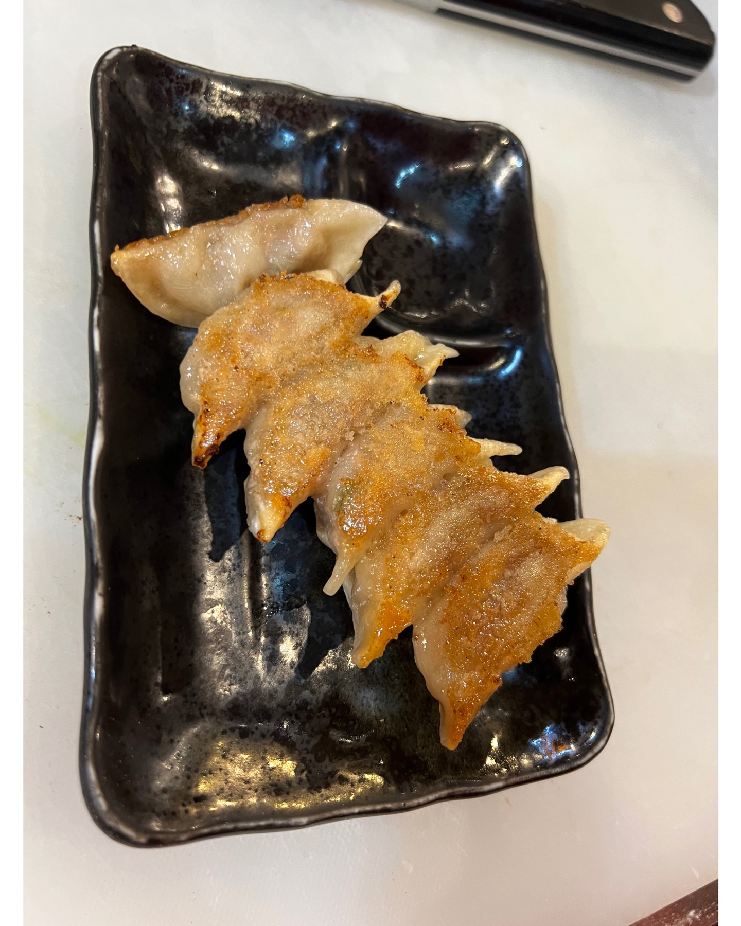 当店の自家製、手作り餃子をぜひお試しください！博多スタイルの一口サイズで、食べやすく、ジューシーな味わいをご堪能いただけます🥟💖。特別な金曜日を迎えるなら、是非とも当店にて美味しい餃子と一緒に乾杯しませんか？🍻✨ 友人や同僚と華の金曜日を過ごすにはぴったりのスポットです。多種多様なお酒と一緒に、一口で味わう餃子の魅力を感じてください。これからの週末の楽しみを、一段と盛り上げること間違いなしです🎉。皆様のご予約、お待ちしております！ おいでませ、おいでませ！おなかも心も満たされる時間をお約束します😊🎶 อย่าลืมลองเกี๊ยวซ่าโฮมเมดทำมือของเรา! เกี๊ยวซ่าขนาดพอดีคำสไตล์ฮากาตะ รสชาติฉ่ำๆ ทานง่าย 🥟💖 ถ้าอยากฉลองวันศุกร์สุดพิเศษ ลองมาฉลองด้วยเกี๊ยวซ่าแสนอร่อยที่ร้านของเราดูไหม?...