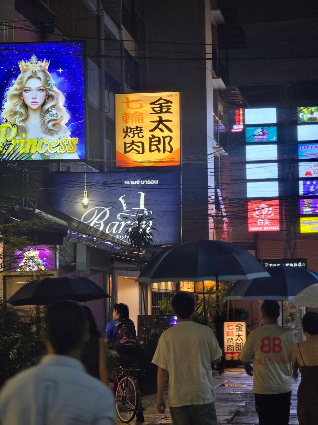 「非日常を味わうならここ」 普段の居酒屋やバーでは味わえない雰囲気。BARONはラグジュアリーでありながら居心地が良い、不思議な空間です。 一歩足を踏み入れた瞬間から、特別な夜が始まります。 Step out of the ordinary, step into...