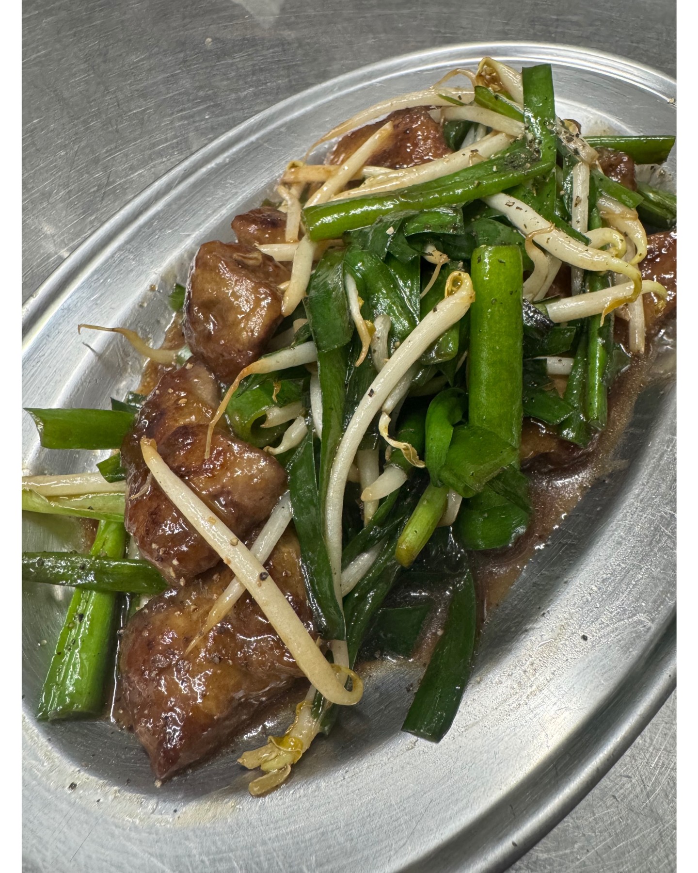 本日もばんばんから🍻🌟。本日のおすすめは、風味豊かな「レバニラ炒め」と絶品「炙りしめ鯖」です！ レバニラ炒めは、本格中華の技術をそのままに、香ばしい香りとリッチな味わいをご堪能いただけます🥢。ビタミンたっぷりのレバーにニラのシャキシャキ感が絶妙です😋。 そして、しめ鯖は新鮮さをそのままに、お好みで炙り加減を調整できます🐟🔥。炙ったしめ鯖の香ばしさは格別で、ビールや日本酒との相性も抜群です🍶。 最高のつまみを味わいながら、楽しいひとときをお楽しみください！皆様のお越しを心よりお待ちしております✨。 ☎️02-000-2600 วันนี้เรากลับมาที่บันบันอีกครั้ง 🍻🌟 เมนูแนะนำประจำวันนี้คือ "ตับผัดต้นหอม" รสชาติเข้มข้น...