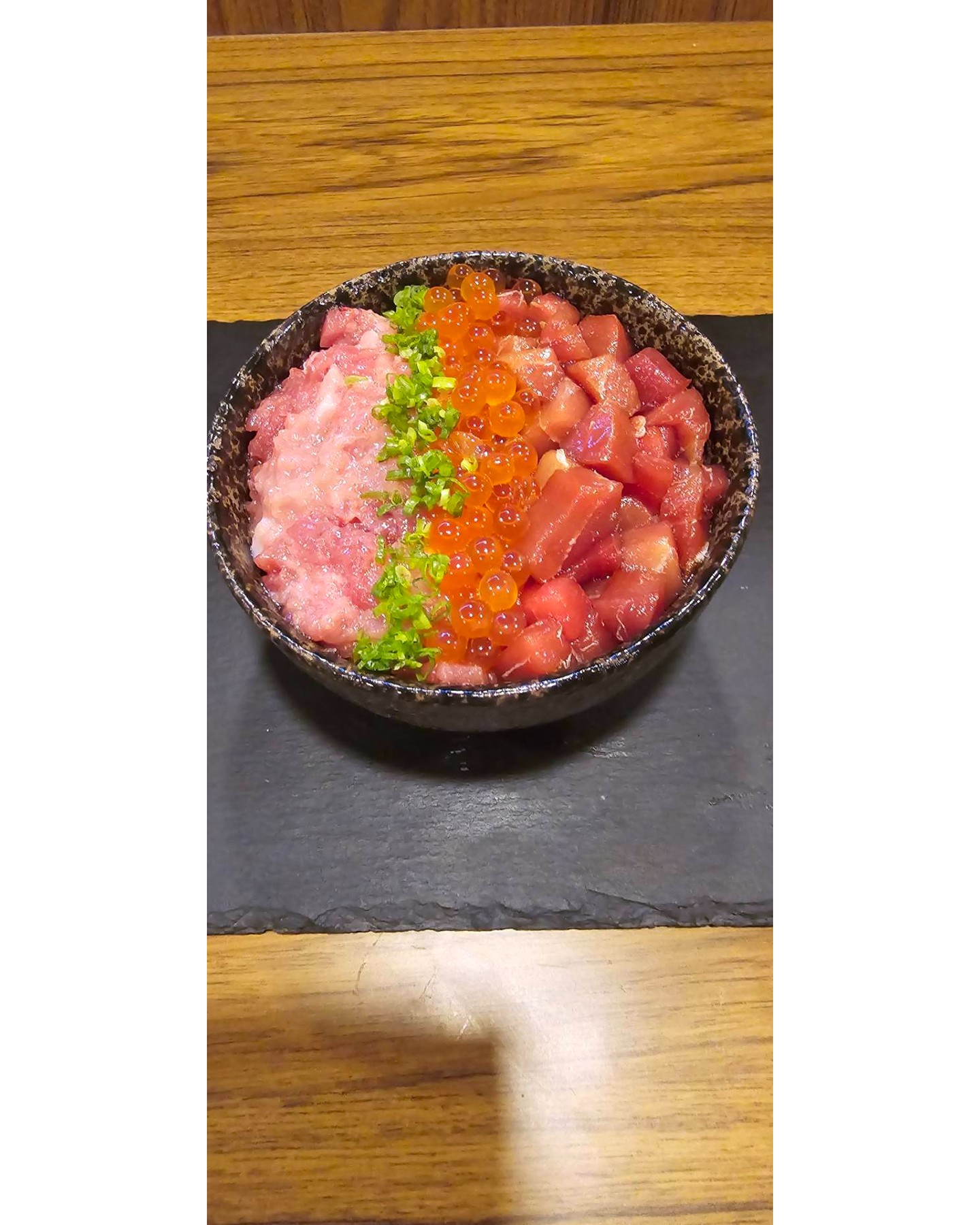 皆さま、こんばんは🌙！当店では、新鮮な海の幸を毎週2回仕入れており、特に自慢のマグロは感動の美味しさです！🐟✨お刺身から寿司まで、多彩なマグロ料理を楽しんでいただけます。また、ゴーヤチャンプルーをはじめとした沖縄の郷土料理を、居酒屋スタイルでアレンジいたしました🍽️🌺。沖縄の魅力あふれる泡盛も多数ご用意しておりますので、ぜひお試しください🍶🌴。 アットホームな雰囲気の中で、心ゆくまでお食事をお楽しみいただけますよう、スタッフ一同、心を込めておもてなしさせていただきます。週末のリラックスしたひとときに、ぜひお立ち寄りくださいね👫😊。皆さまのお越しを心よりお待ちしております！ #居酒屋 #新鮮マグロ #沖縄料理 #ゴーヤチャンプルー #泡盛 #週二回の仕入れ #海の幸 #家族でディナー...