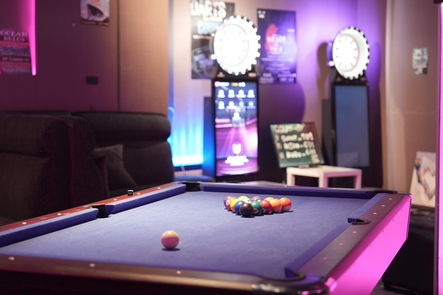 皆様、いかがお過ごしでしょうか？🌟 当店は、カラオケ🎤、ビリヤード🎱、そしてダーツ🎯がフリーで楽しめる、楽しいたまり場として皆様にお越しいただいております！🔥 どんな方でも気軽に訪れていただける、アットホームな雰囲気の中で、友達や同僚と一緒に賑やかな時間をお過ごしいただけます。😊 日本人スタッフが男女共に常に常駐しており、心温まるサービスを提供いたしますので、初めての方も安心してご利用いただけます。皆様のお越しを心よりお待ちしております。ぜひ私たちのお店で、最高の思い出をつくりませんか？🍻✨ How are you all doing? 🌟...