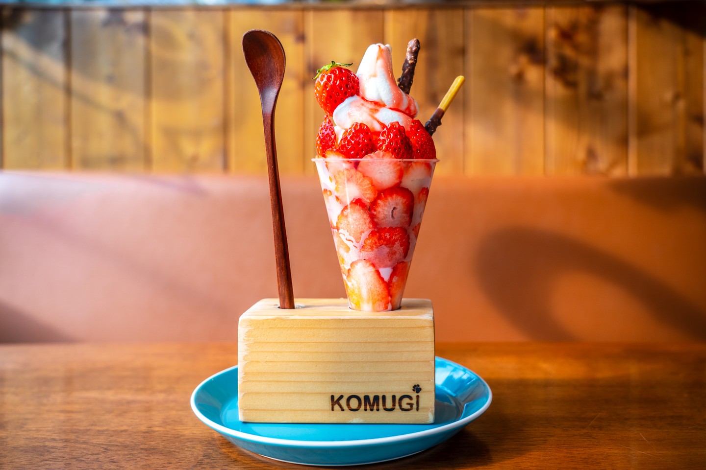 ขอแนะนำพาร์เฟต์สตรอว์เบอร์รีจาก IRODORI ขนมหวานแสนอร่อยสำหรับคุณ! 🍓 เพิ่มความพิเศษให้กับช่วงบ่ายของคุณด้วยพาร์เฟต์ที่โรยหน้าด้วยสตรอว์เบอร์รีสดเต็มๆ พาร์เฟต์ยอดนิยมจากร้านในเครือ KOMUGI วางจำหน่ายแล้วที่ IRODORI! เลือกสรรได้หลากหลายรสชาติ...