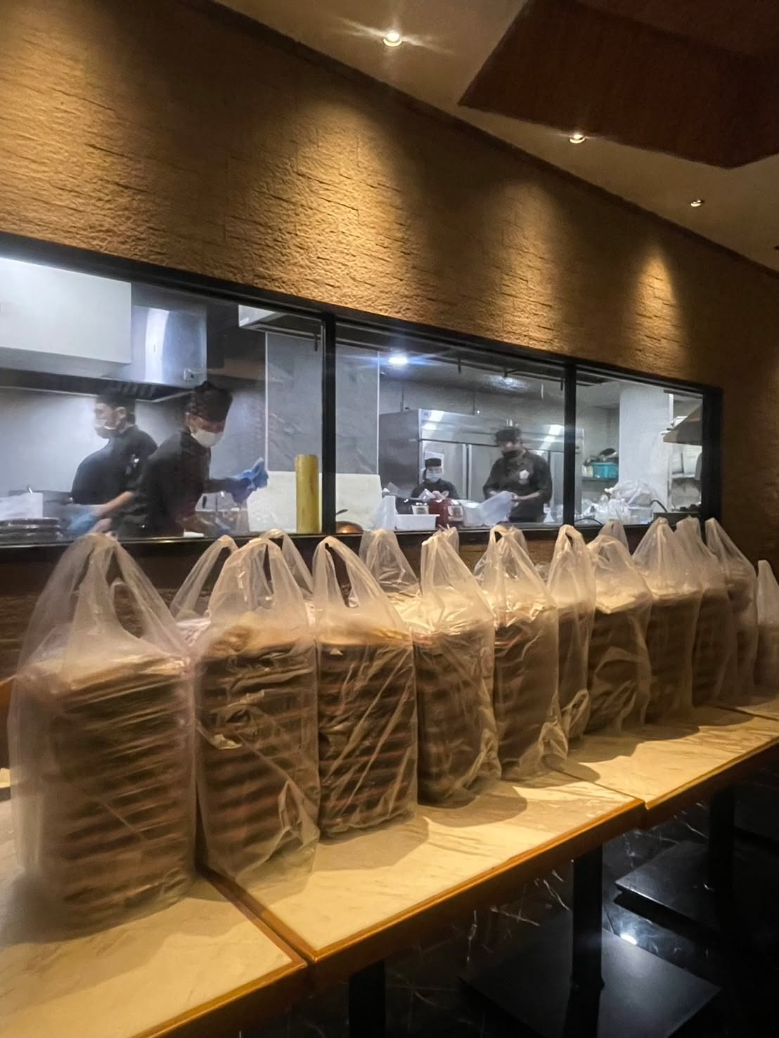 ขอขอบคุณลูกค้าทุกท่านที่ใช้บริการร้าน Kamui เสมอมา วันนี้ขอแนะนำบริการจัดประชุมทางธุรกิจ✨ ร้านของเราสามารถจองห้องรับประทานอาหารเพื่อประชุมทางธุรกิจได้ด้วย เรามีห้องส่วนตัวด้านในที่สามารถใช้จอโปรเจคเตอร์ได้ สามารถจัดประชุมหรือจัดงานปาร์ตี้ได้ ห้องส่วนตัวรองรับสูงสุด 16 ท่าน...